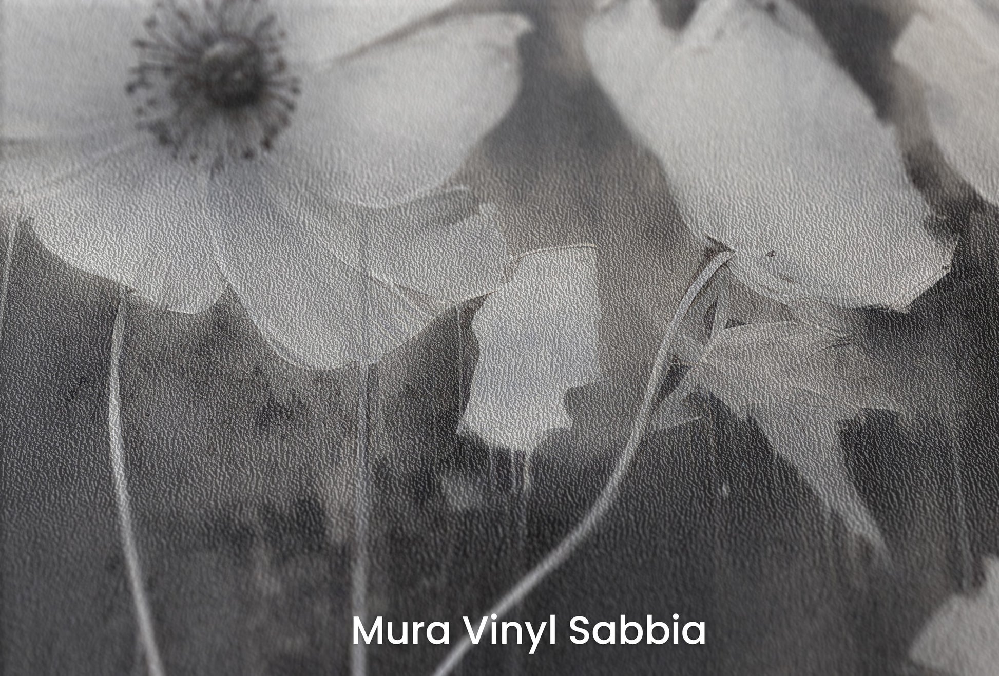 Zbliżenie na artystyczną fototapetę o nazwie NOCTURNAL BLOOMS na podłożu Mura Vinyl Sabbia struktura grubego ziarna piasku.