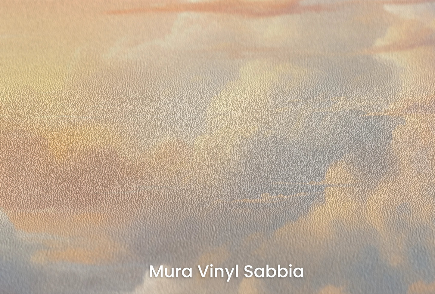 Zbliżenie na artystyczną fototapetę o nazwie Golden Serenity na podłożu Mura Vinyl Sabbia struktura grubego ziarna piasku.