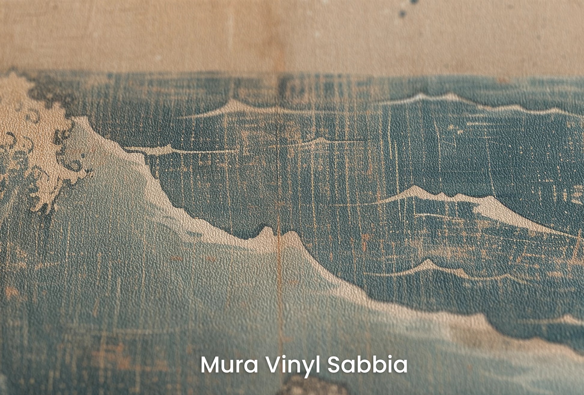 Zbliżenie na artystyczną fototapetę o nazwie Vintage Sea Scroll na podłożu Mura Vinyl Sabbia struktura grubego ziarna piasku.
