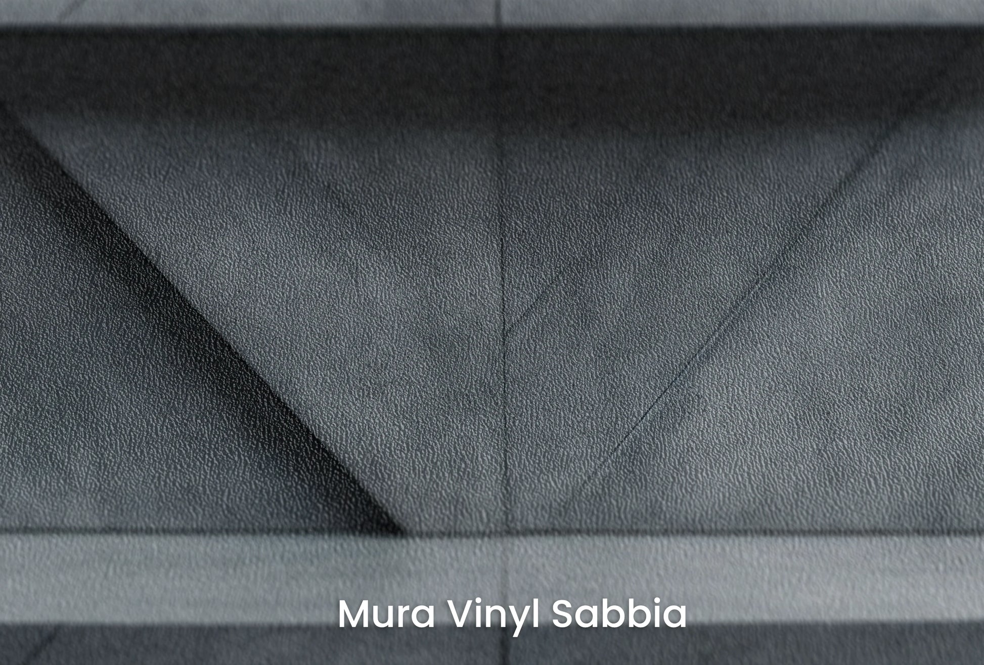 Zbliżenie na artystyczną fototapetę o nazwie Urban Angles na podłożu Mura Vinyl Sabbia struktura grubego ziarna piasku.