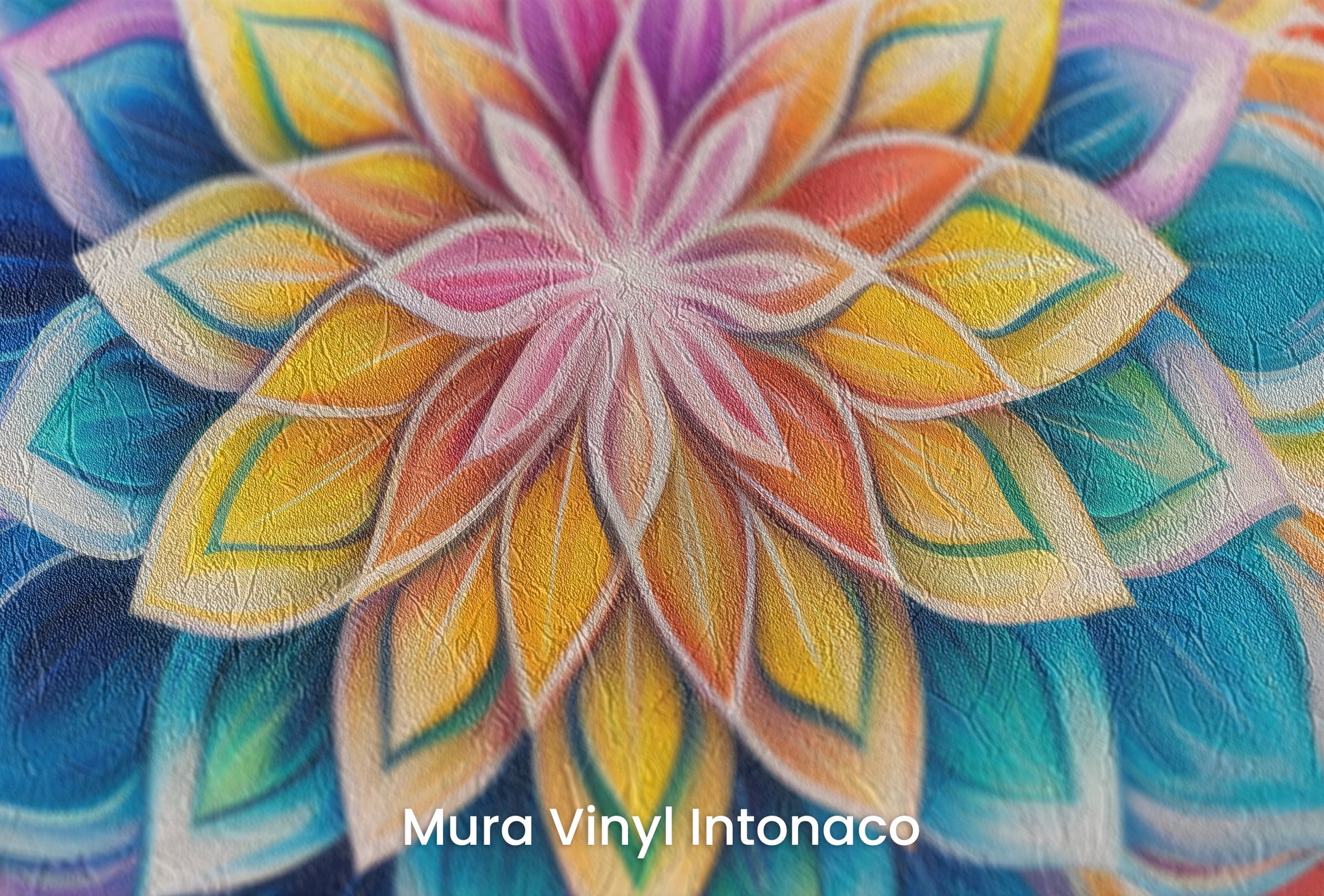 Zbliżenie na artystyczną fototapetę o nazwie Floral Harmony na podłożu Mura Vinyl Intonaco - struktura tartego tynku.