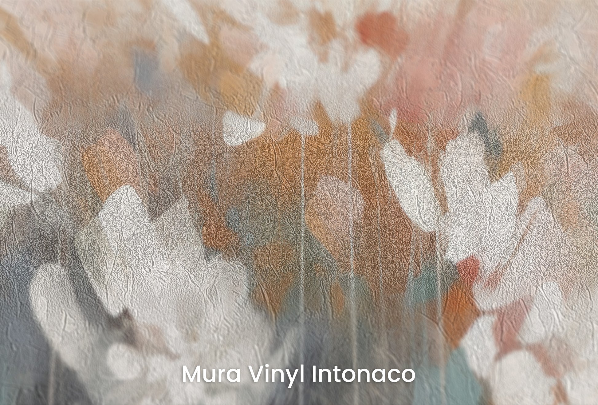 Zbliżenie na artystyczną fototapetę o nazwie Creamy Petal Embrace na podłożu Mura Vinyl Intonaco - struktura tartego tynku.