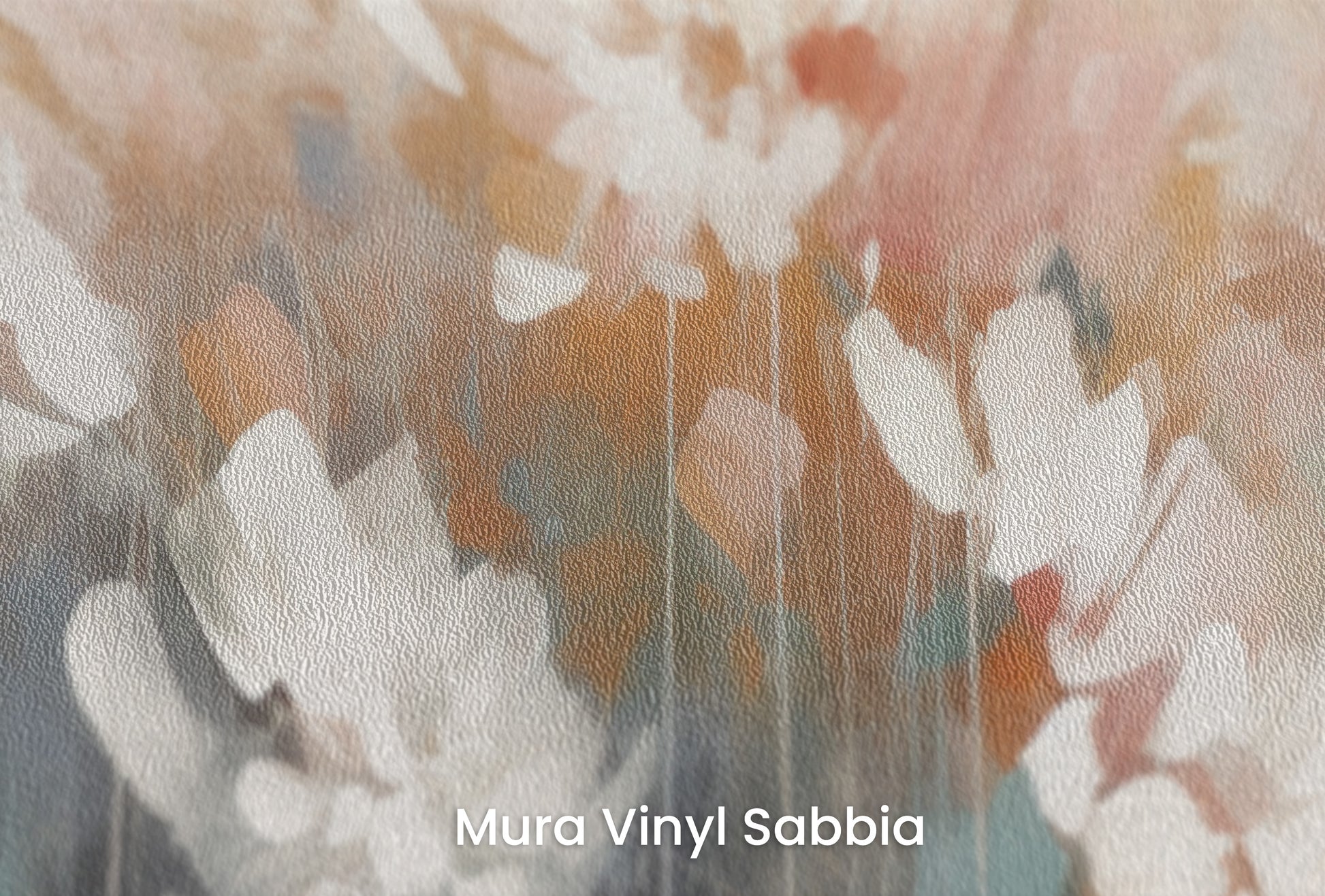 Zbliżenie na artystyczną fototapetę o nazwie Creamy Petal Embrace na podłożu Mura Vinyl Sabbia struktura grubego ziarna piasku.