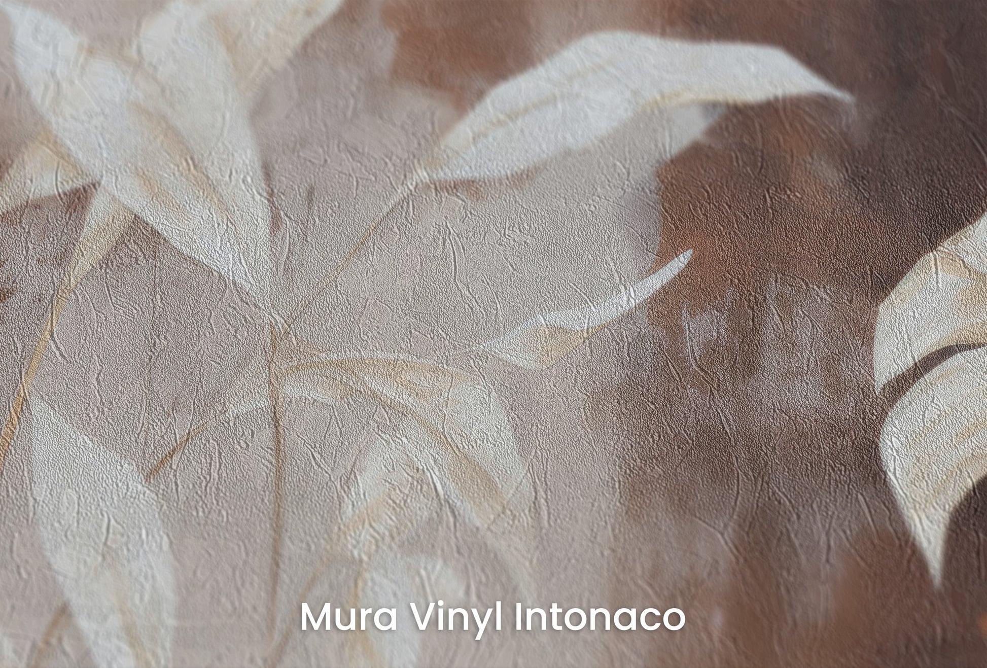 Zbliżenie na artystyczną fototapetę o nazwie Serene Flora #2 na podłożu Mura Vinyl Intonaco - struktura tartego tynku.