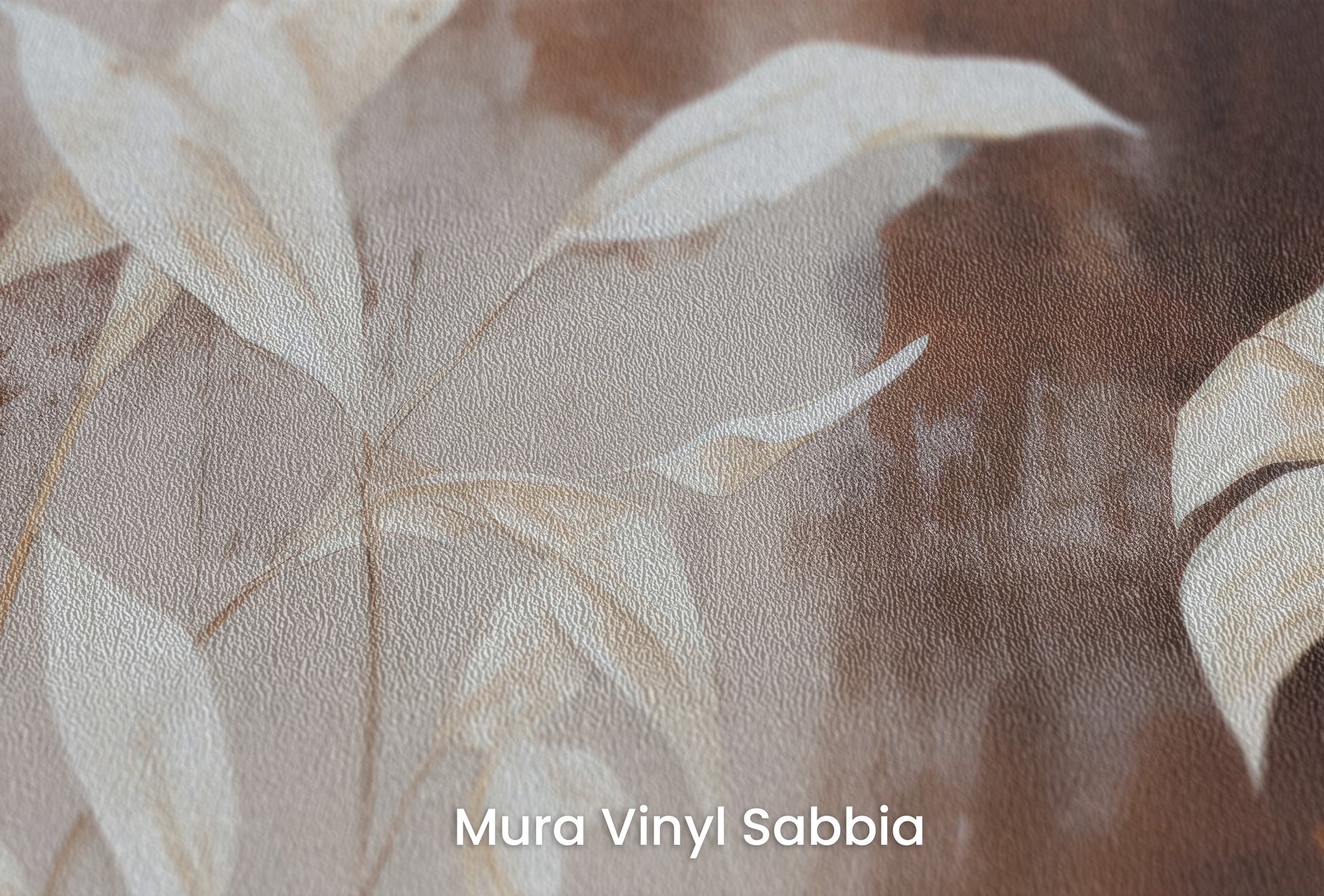 Zbliżenie na artystyczną fototapetę o nazwie Serene Flora #2 na podłożu Mura Vinyl Sabbia struktura grubego ziarna piasku.