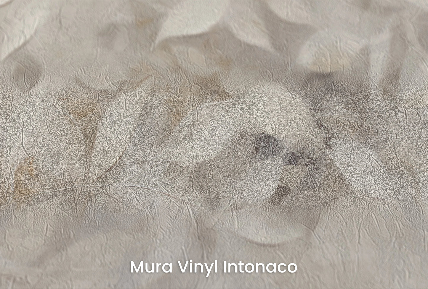 Zbliżenie na artystyczną fototapetę o nazwie Serene Leaves na podłożu Mura Vinyl Intonaco - struktura tartego tynku.