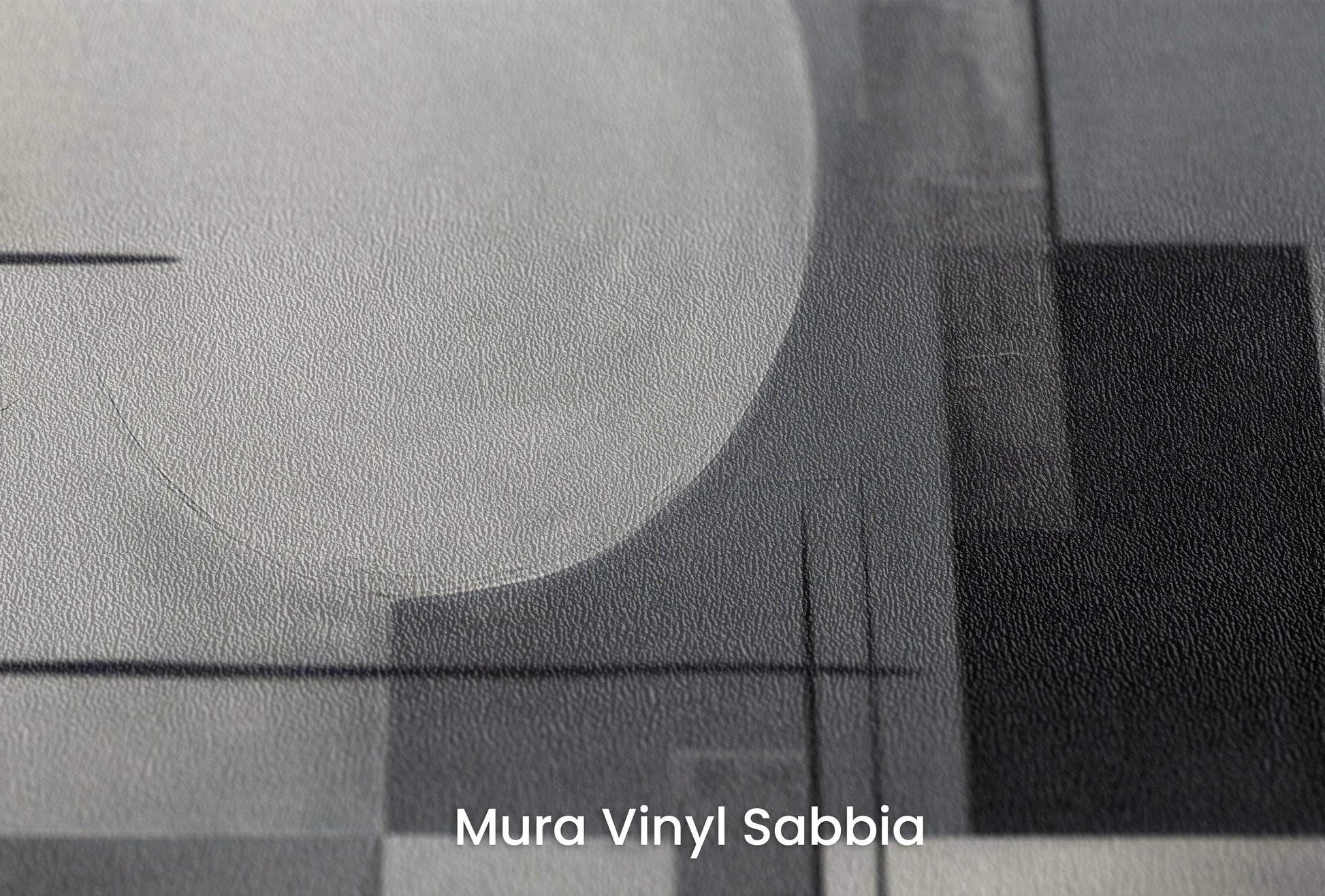 Zbliżenie na artystyczną fototapetę o nazwie Monochrome Geometry #3 na podłożu Mura Vinyl Sabbia struktura grubego ziarna piasku.
