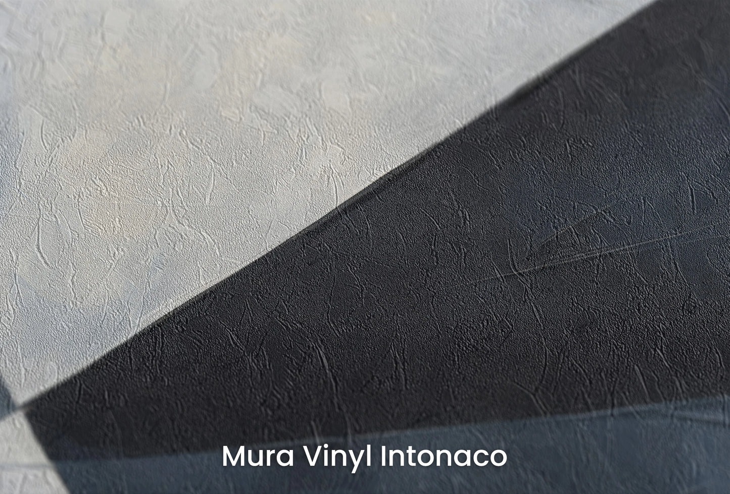 Zbliżenie na artystyczną fototapetę o nazwie Sharp Geometric Contrast na podłożu Mura Vinyl Intonaco - struktura tartego tynku.