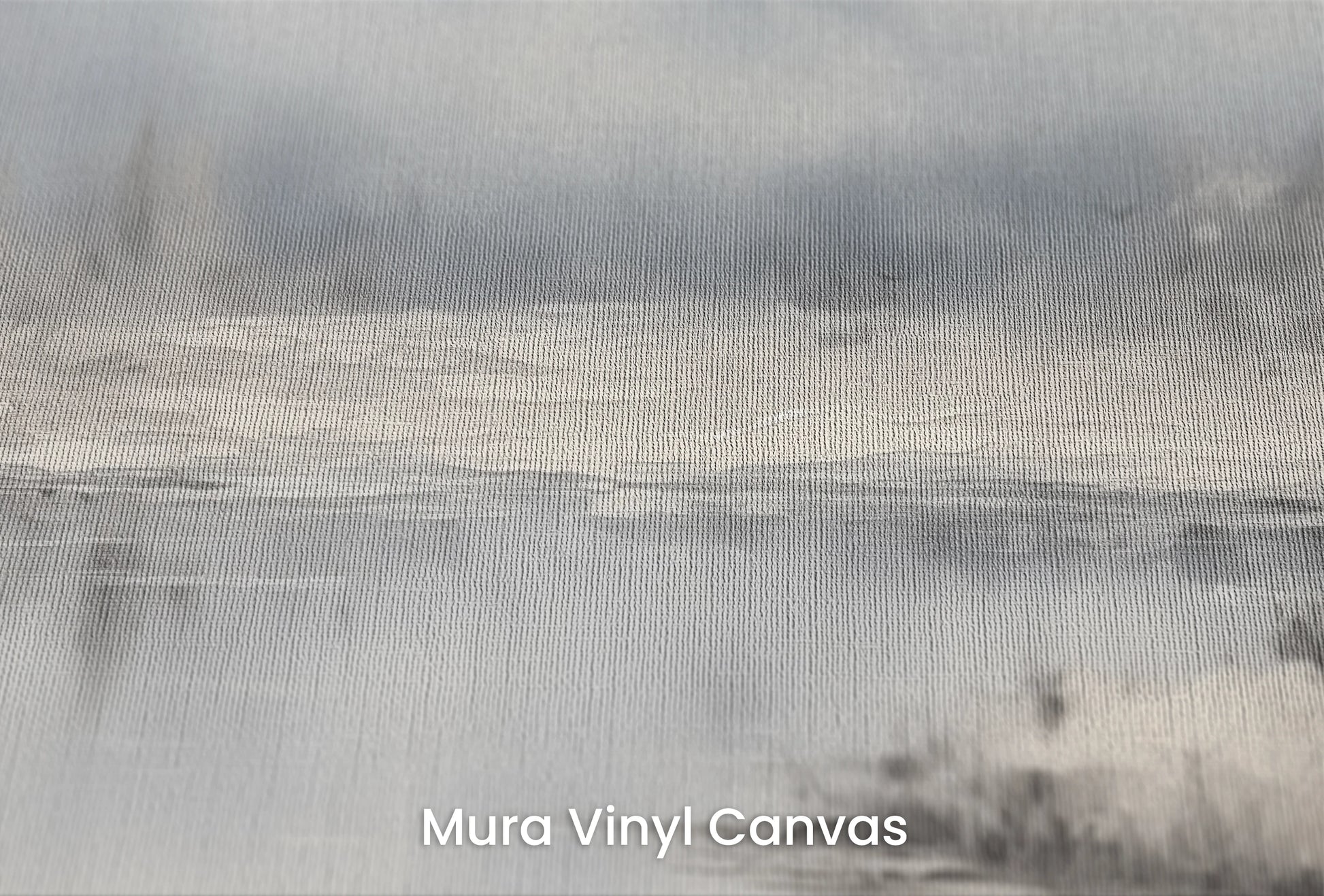 Zbliżenie na artystyczną fototapetę o nazwie Spokojne Góry na podłożu Mura Vinyl Canvas - faktura naturalnego płótna.