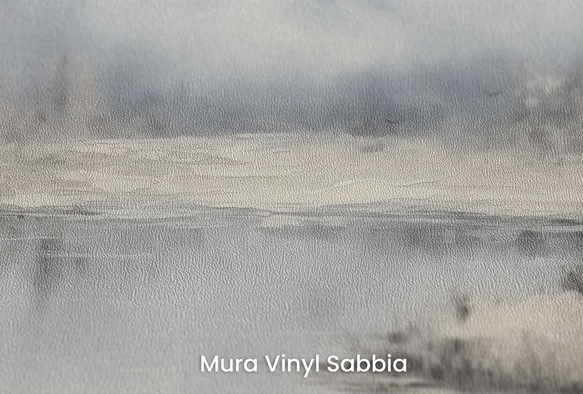 Zbliżenie na artystyczną fototapetę o nazwie Spokojne Góry na podłożu Mura Vinyl Sabbia struktura grubego ziarna piasku.