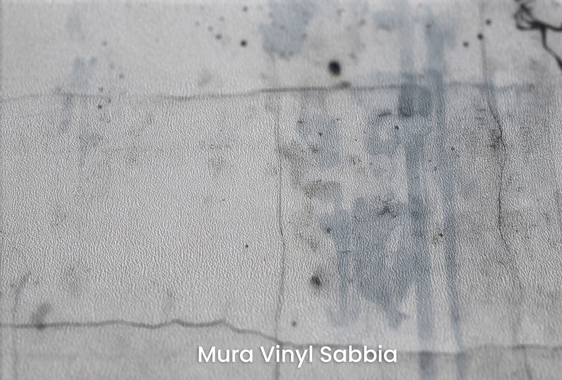 Zbliżenie na artystyczną fototapetę o nazwie URBAN BLOSSOM na podłożu Mura Vinyl Sabbia struktura grubego ziarna piasku.