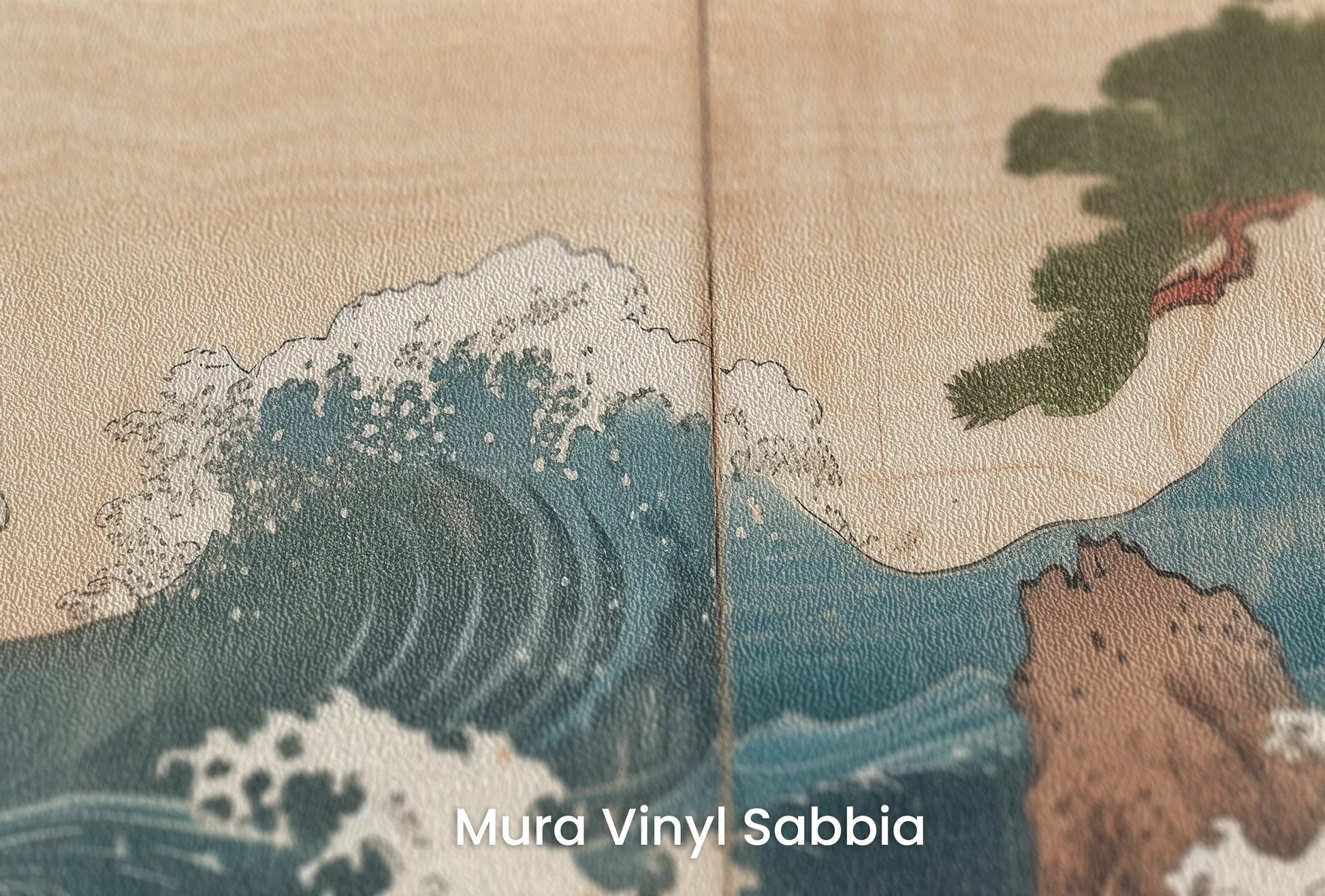 Zbliżenie na artystyczną fototapetę o nazwie Serene Shore na podłożu Mura Vinyl Sabbia struktura grubego ziarna piasku.