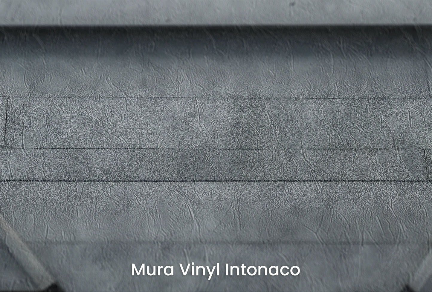 Zbliżenie na artystyczną fototapetę o nazwie Concrete Dimension na podłożu Mura Vinyl Intonaco - struktura tartego tynku.