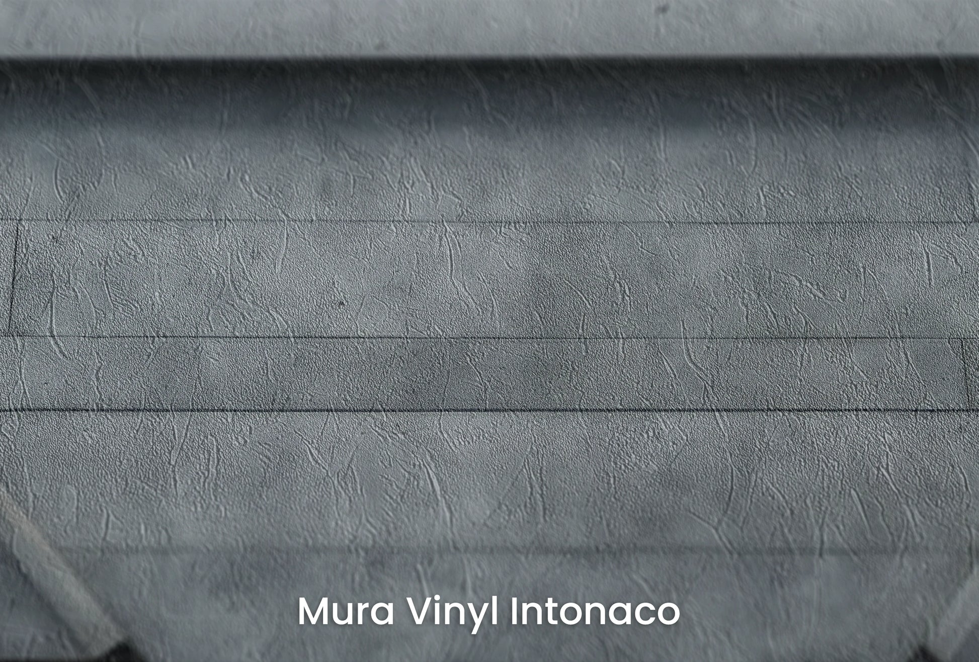 Zbliżenie na artystyczną fototapetę o nazwie Concrete Dimension na podłożu Mura Vinyl Intonaco - struktura tartego tynku.