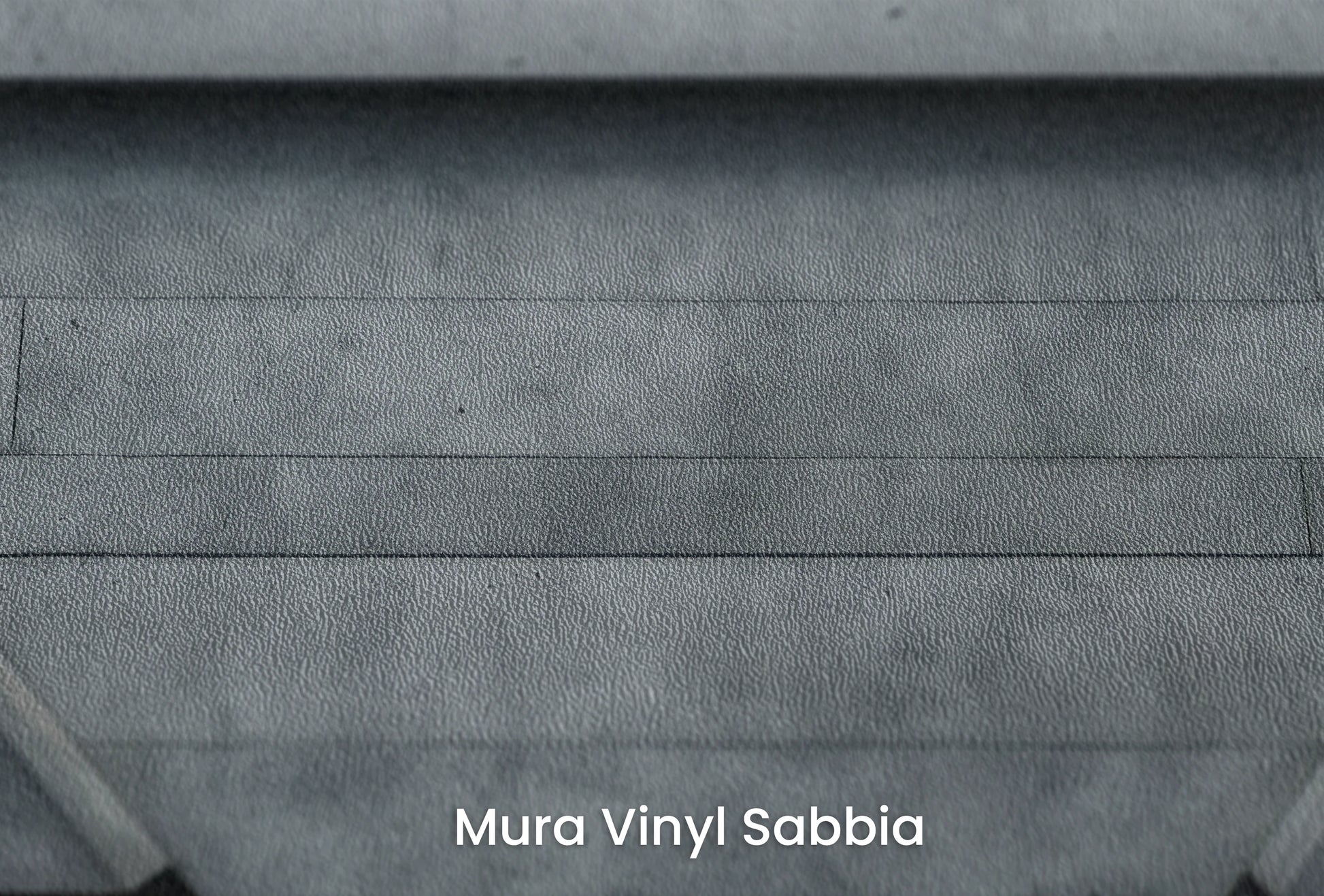 Zbliżenie na artystyczną fototapetę o nazwie Concrete Dimension na podłożu Mura Vinyl Sabbia struktura grubego ziarna piasku.