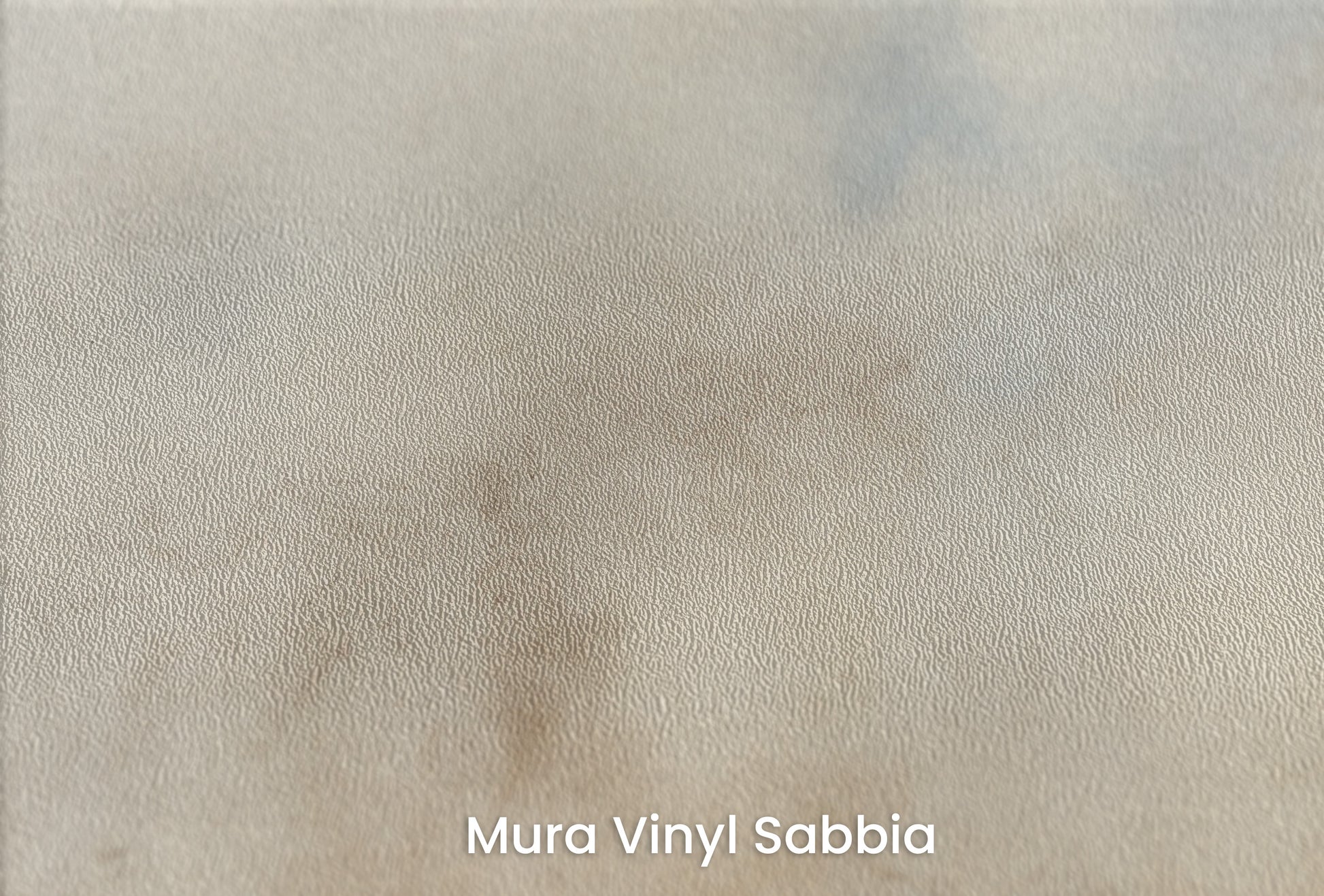 Zbliżenie na artystyczną fototapetę o nazwie ETHEREAL MARBLE SKIES na podłożu Mura Vinyl Sabbia struktura grubego ziarna piasku.