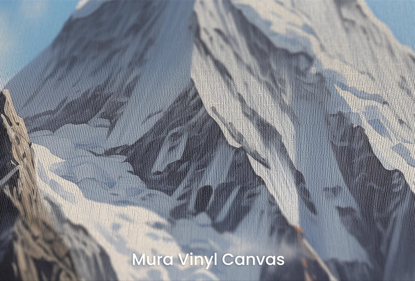 Zbliżenie na artystyczną fototapetę o nazwie Misty Peaks na podłożu Mura Vinyl Canvas - faktura naturalnego płótna.