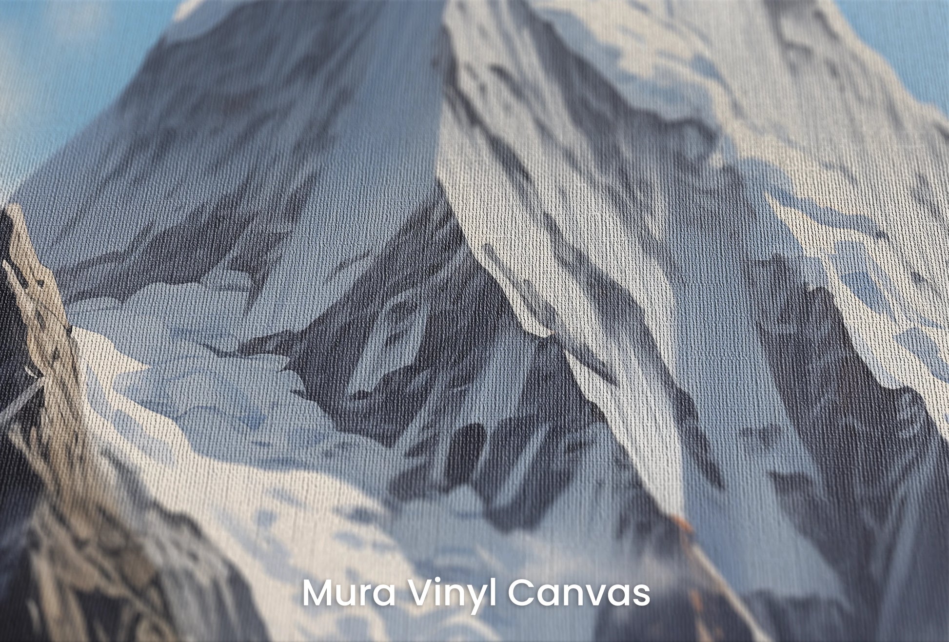 Zbliżenie na artystyczną fototapetę o nazwie Misty Peaks na podłożu Mura Vinyl Canvas - faktura naturalnego płótna.