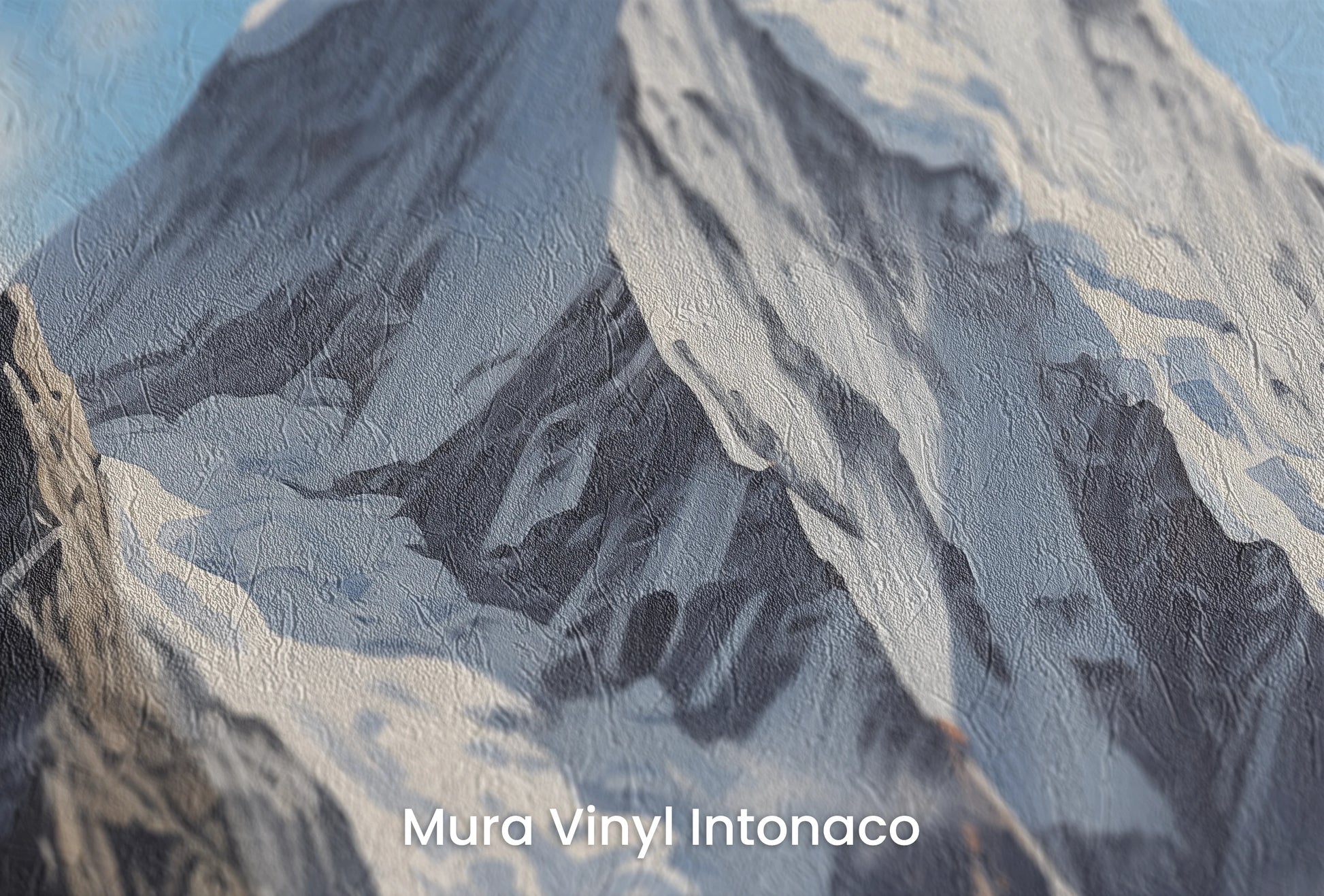 Zbliżenie na artystyczną fototapetę o nazwie Misty Peaks na podłożu Mura Vinyl Intonaco - struktura tartego tynku.