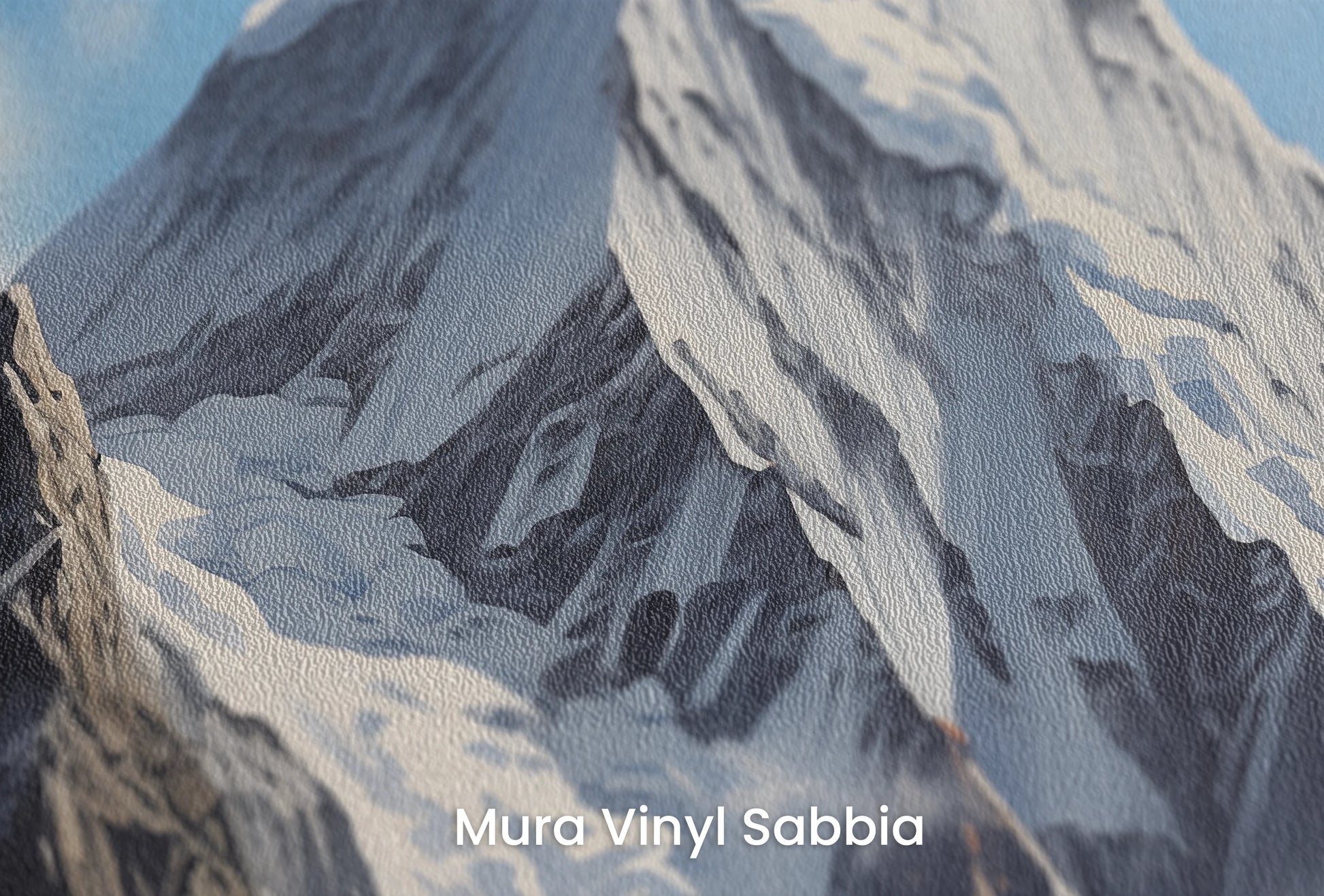 Zbliżenie na artystyczną fototapetę o nazwie Misty Peaks na podłożu Mura Vinyl Sabbia struktura grubego ziarna piasku.