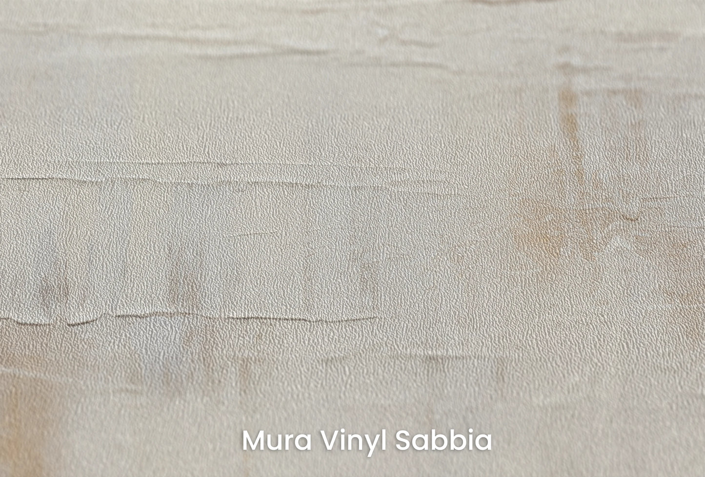 Zbliżenie na artystyczną fototapetę o nazwie Ivory Brush na podłożu Mura Vinyl Sabbia struktura grubego ziarna piasku.