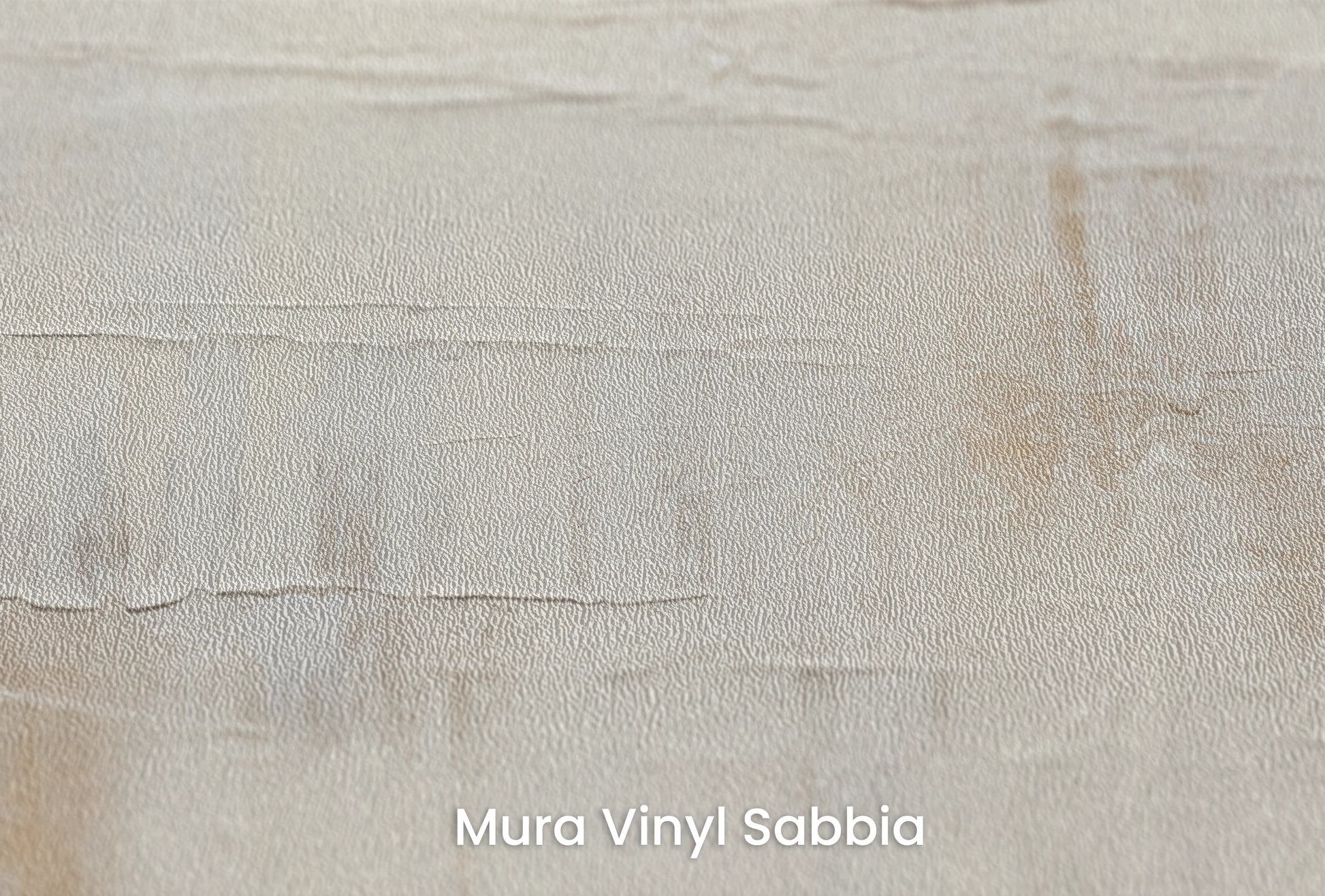 Zbliżenie na artystyczną fototapetę o nazwie Ivory Brush na podłożu Mura Vinyl Sabbia struktura grubego ziarna piasku.