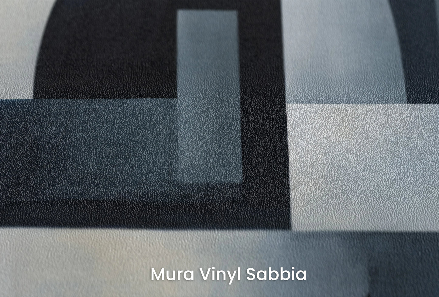Zbliżenie na artystyczną fototapetę o nazwie Geometric Interplay na podłożu Mura Vinyl Sabbia struktura grubego ziarna piasku.