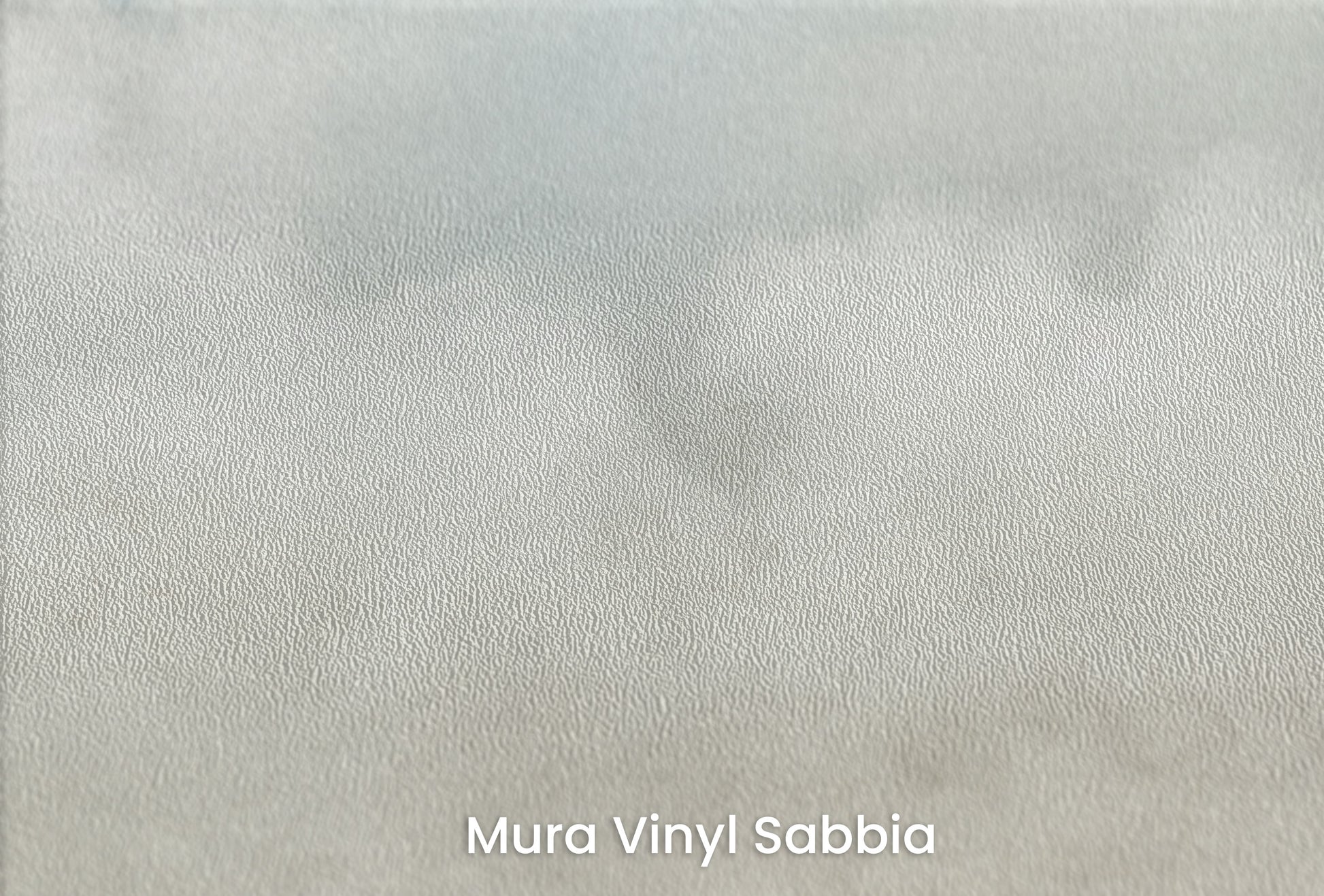 Zbliżenie na artystyczną fototapetę o nazwie SKY WHISPERS na podłożu Mura Vinyl Sabbia struktura grubego ziarna piasku.