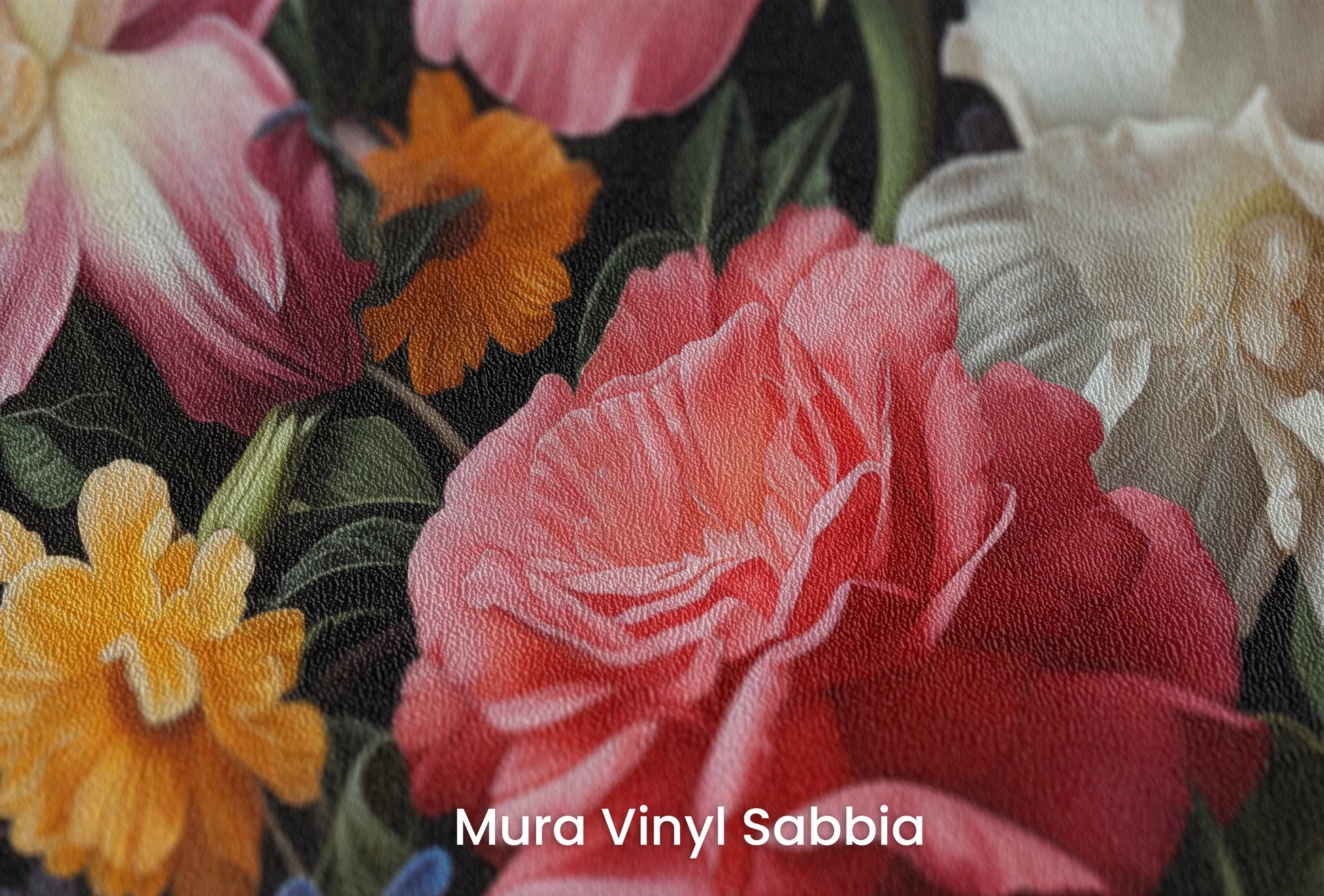 Zbliżenie na artystyczną fototapetę o nazwie Night Bloom Ensemble na podłożu Mura Vinyl Sabbia struktura grubego ziarna piasku.