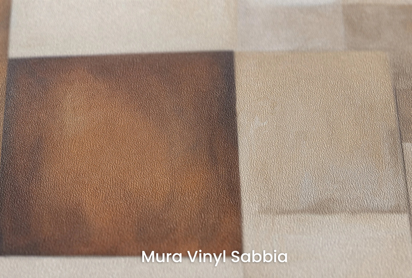 Zbliżenie na artystyczną fototapetę o nazwie Curved Elegance na podłożu Mura Vinyl Sabbia struktura grubego ziarna piasku.