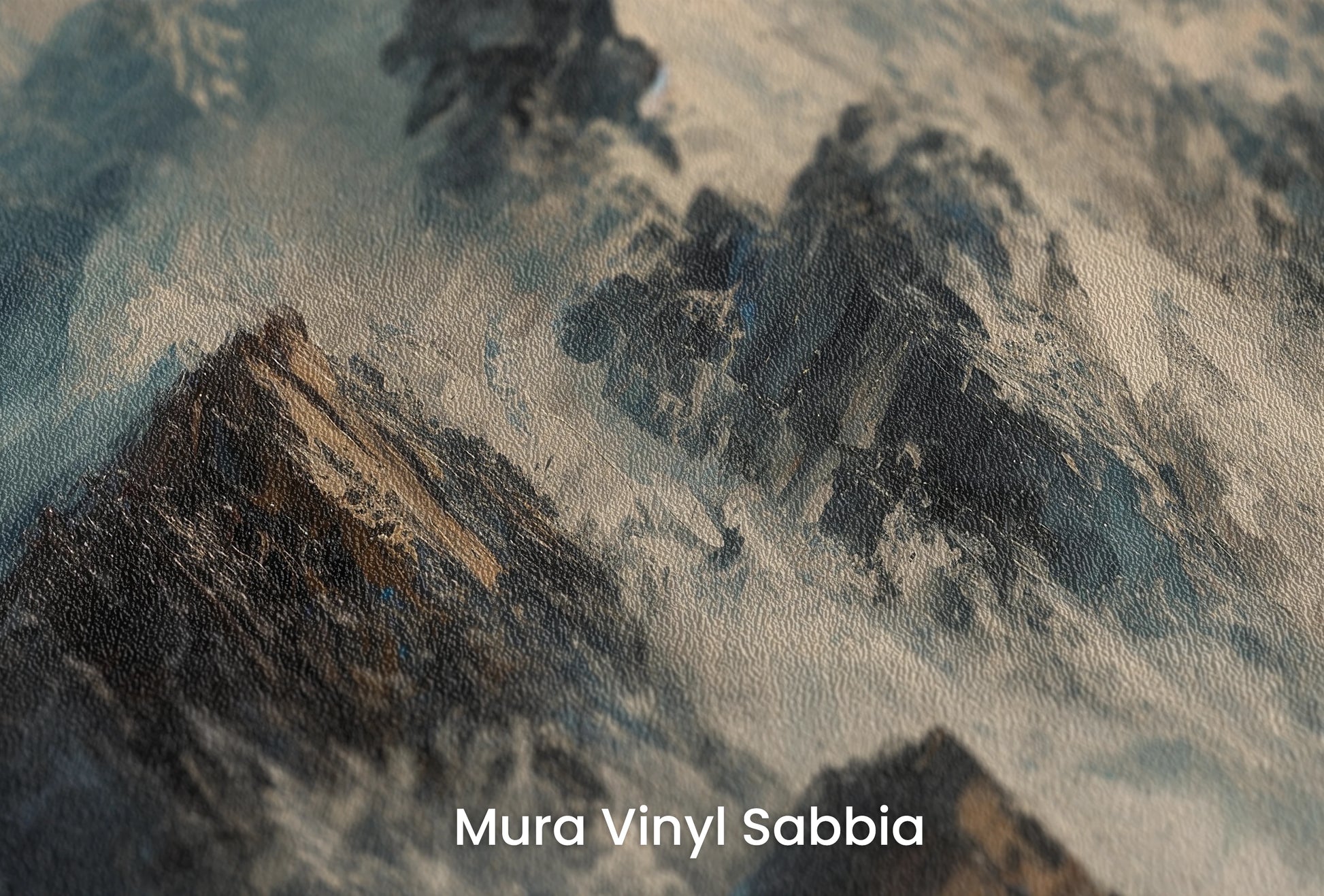 Zbliżenie na artystyczną fototapetę o nazwie Rugged Peaks na podłożu Mura Vinyl Sabbia struktura grubego ziarna piasku.