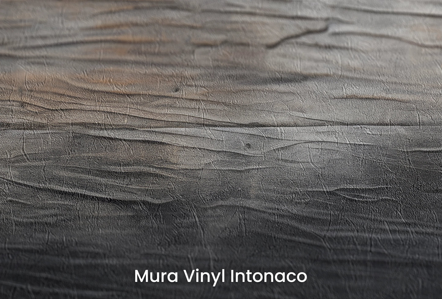 Zbliżenie na artystyczną fototapetę o nazwie Obsidian Ripple na podłożu Mura Vinyl Intonaco - struktura tartego tynku.