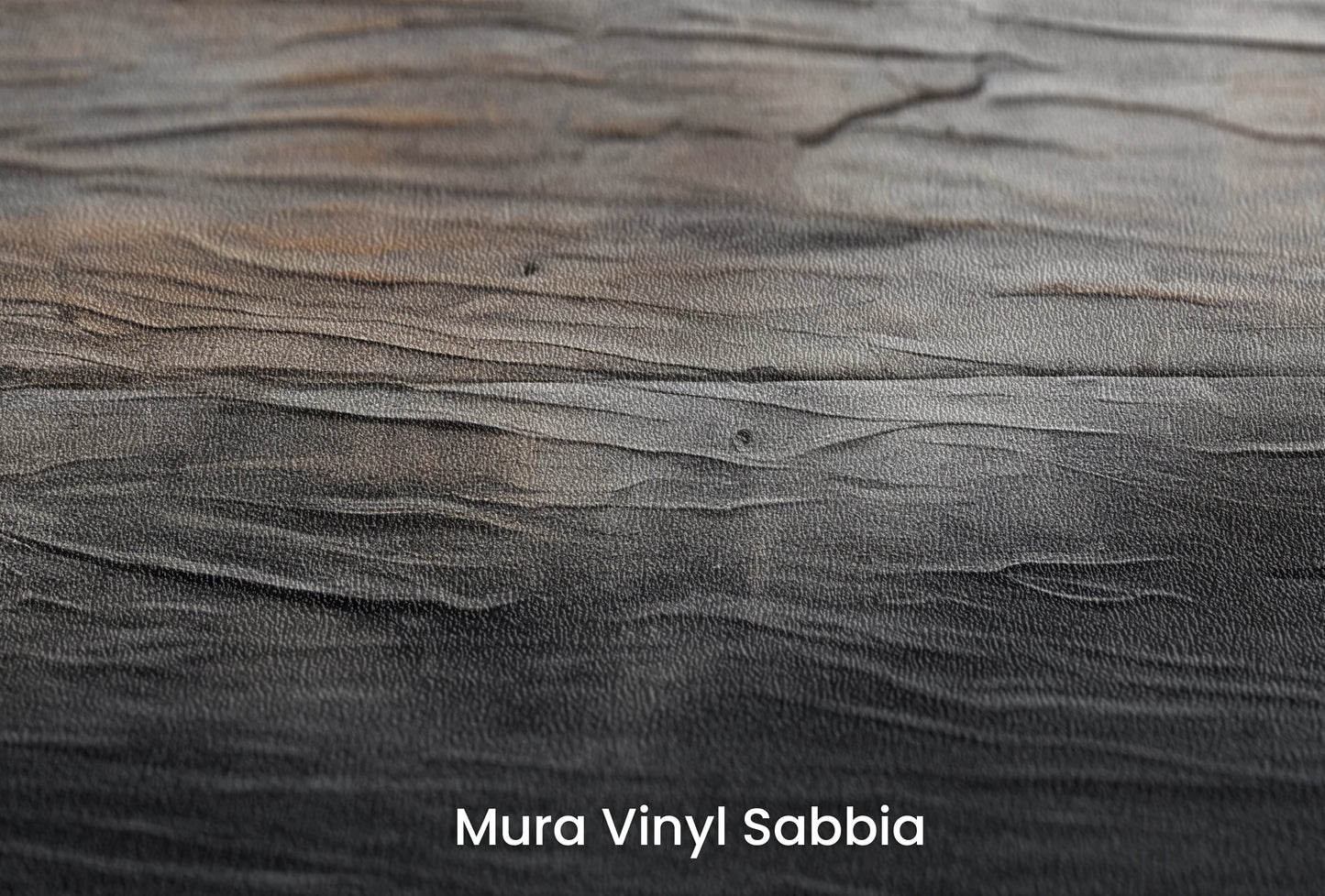 Zbliżenie na artystyczną fototapetę o nazwie Obsidian Ripple na podłożu Mura Vinyl Sabbia struktura grubego ziarna piasku.