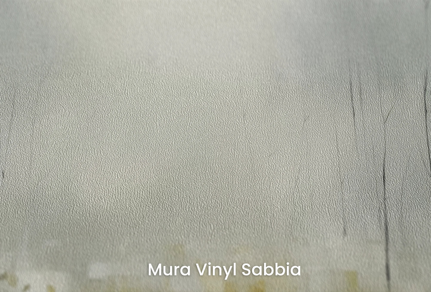 Zbliżenie na artystyczną fototapetę o nazwie Zatopione w Mgle na podłożu Mura Vinyl Sabbia struktura grubego ziarna piasku.