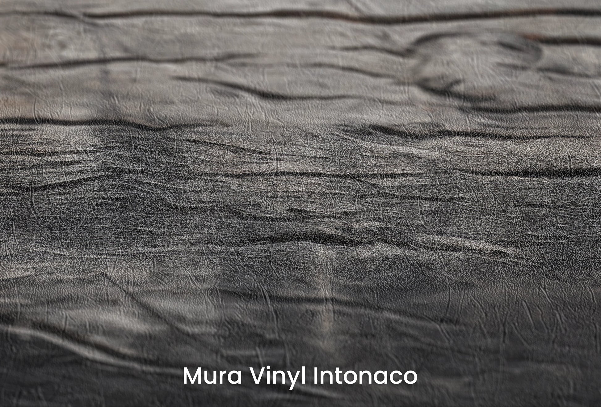 Zbliżenie na artystyczną fototapetę o nazwie Slate Whispers na podłożu Mura Vinyl Intonaco - struktura tartego tynku.
