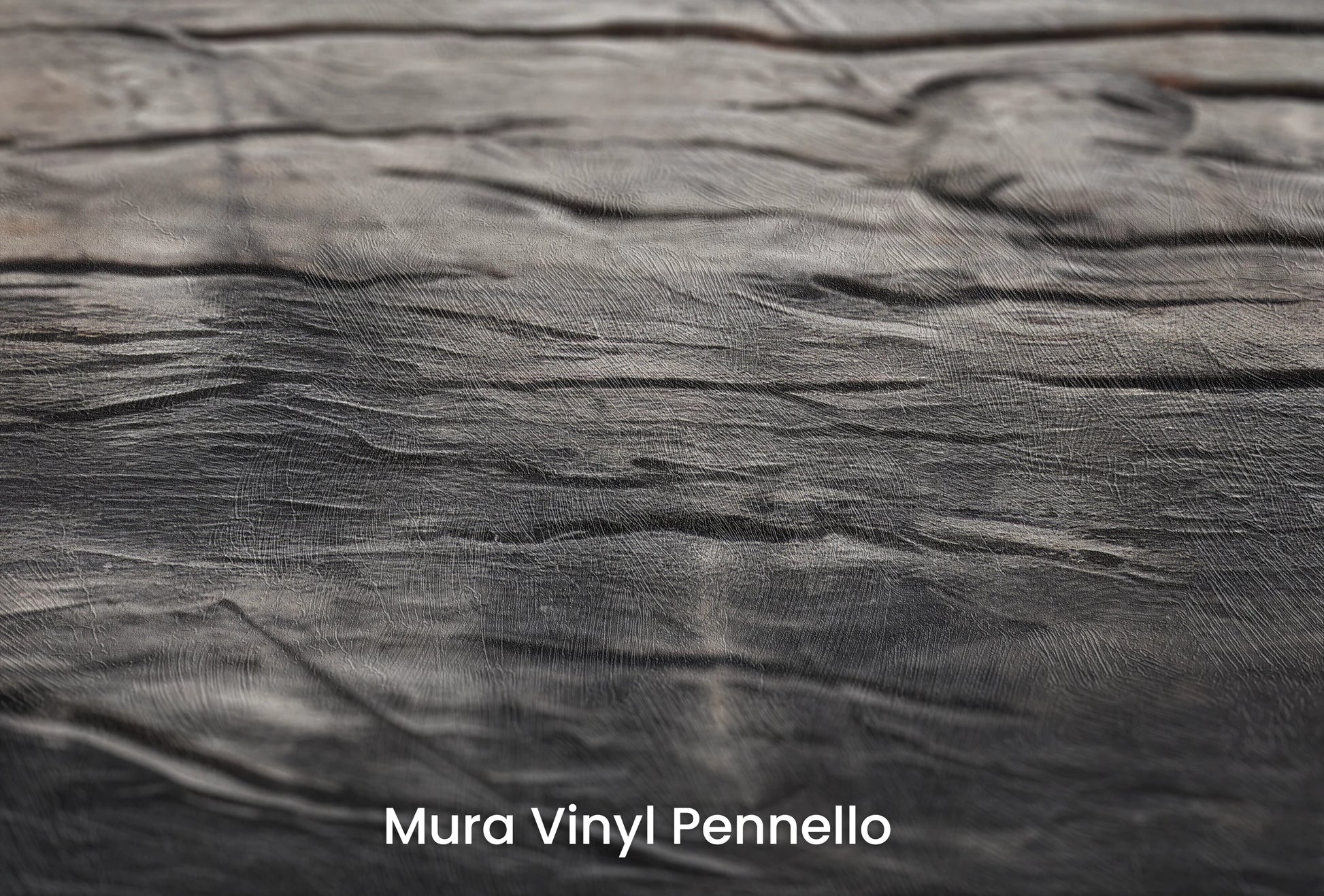 Zbliżenie na artystyczną fototapetę o nazwie Slate Whispers na podłożu Mura Vinyl Pennello - faktura pociągnięć pędzla malarskiego.