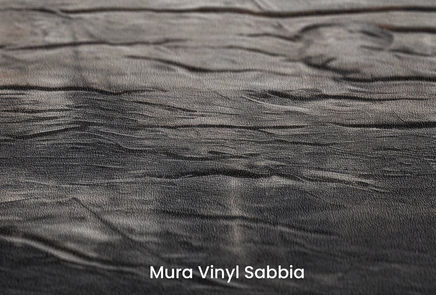 Zbliżenie na artystyczną fototapetę o nazwie Slate Whispers na podłożu Mura Vinyl Sabbia struktura grubego ziarna piasku.