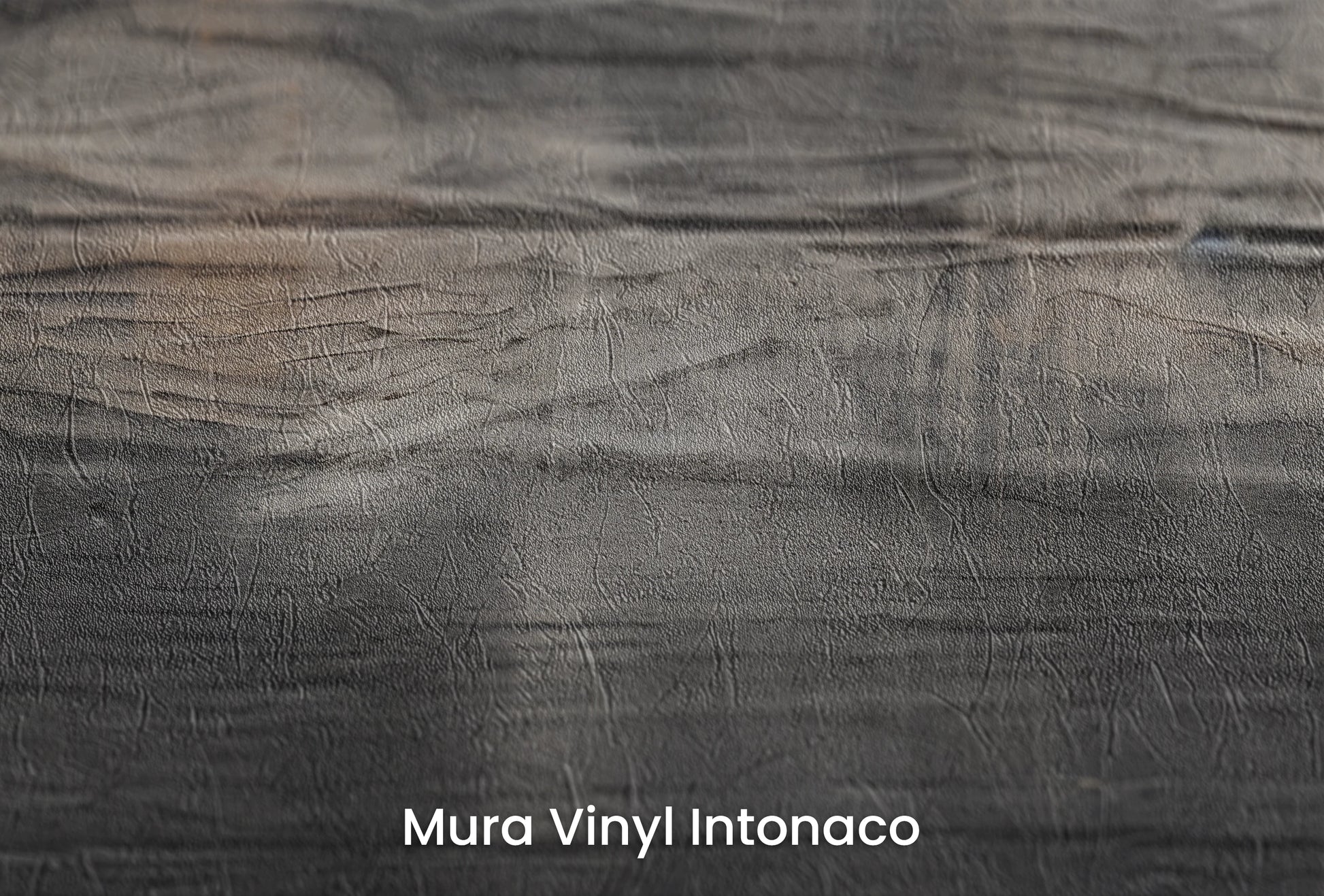 Zbliżenie na artystyczną fototapetę o nazwie Burnt Umber Wave na podłożu Mura Vinyl Intonaco - struktura tartego tynku.