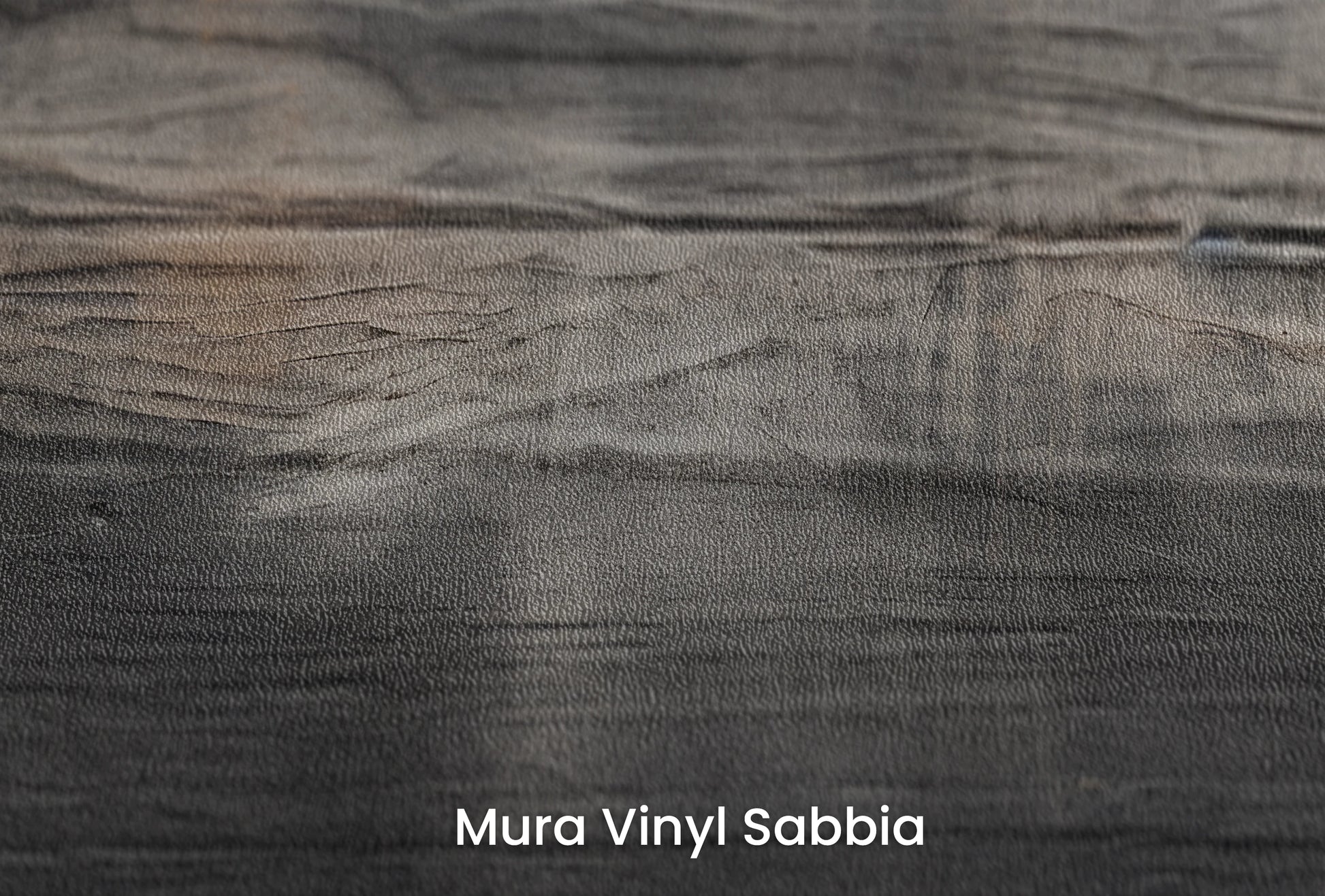 Zbliżenie na artystyczną fototapetę o nazwie Burnt Umber Wave na podłożu Mura Vinyl Sabbia struktura grubego ziarna piasku.