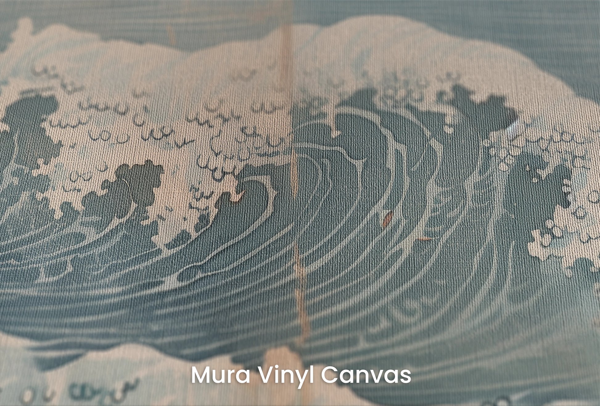 Zbliżenie na artystyczną fototapetę o nazwie Mount Fuji Calm na podłożu Mura Vinyl Canvas - faktura naturalnego płótna.