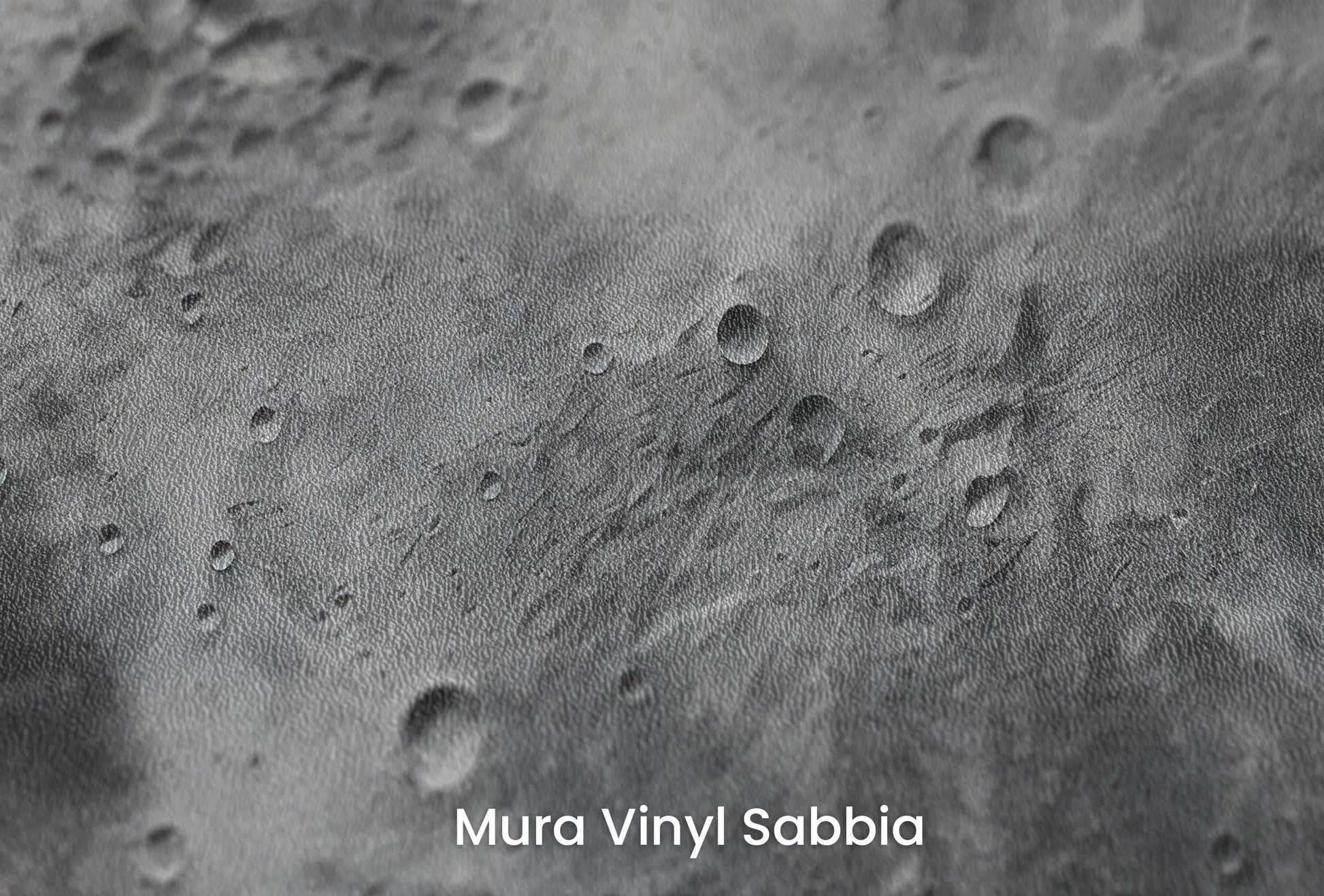 Zbliżenie na artystyczną fototapetę o nazwie Mercury's Surface na podłożu Mura Vinyl Sabbia struktura grubego ziarna piasku.