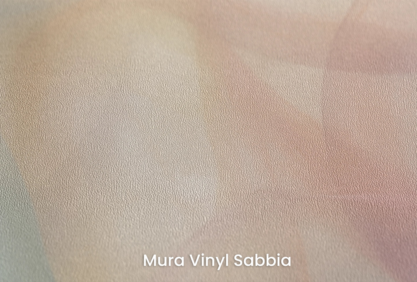 Zbliżenie na artystyczną fototapetę o nazwie Harmonic Curves na podłożu Mura Vinyl Sabbia struktura grubego ziarna piasku.