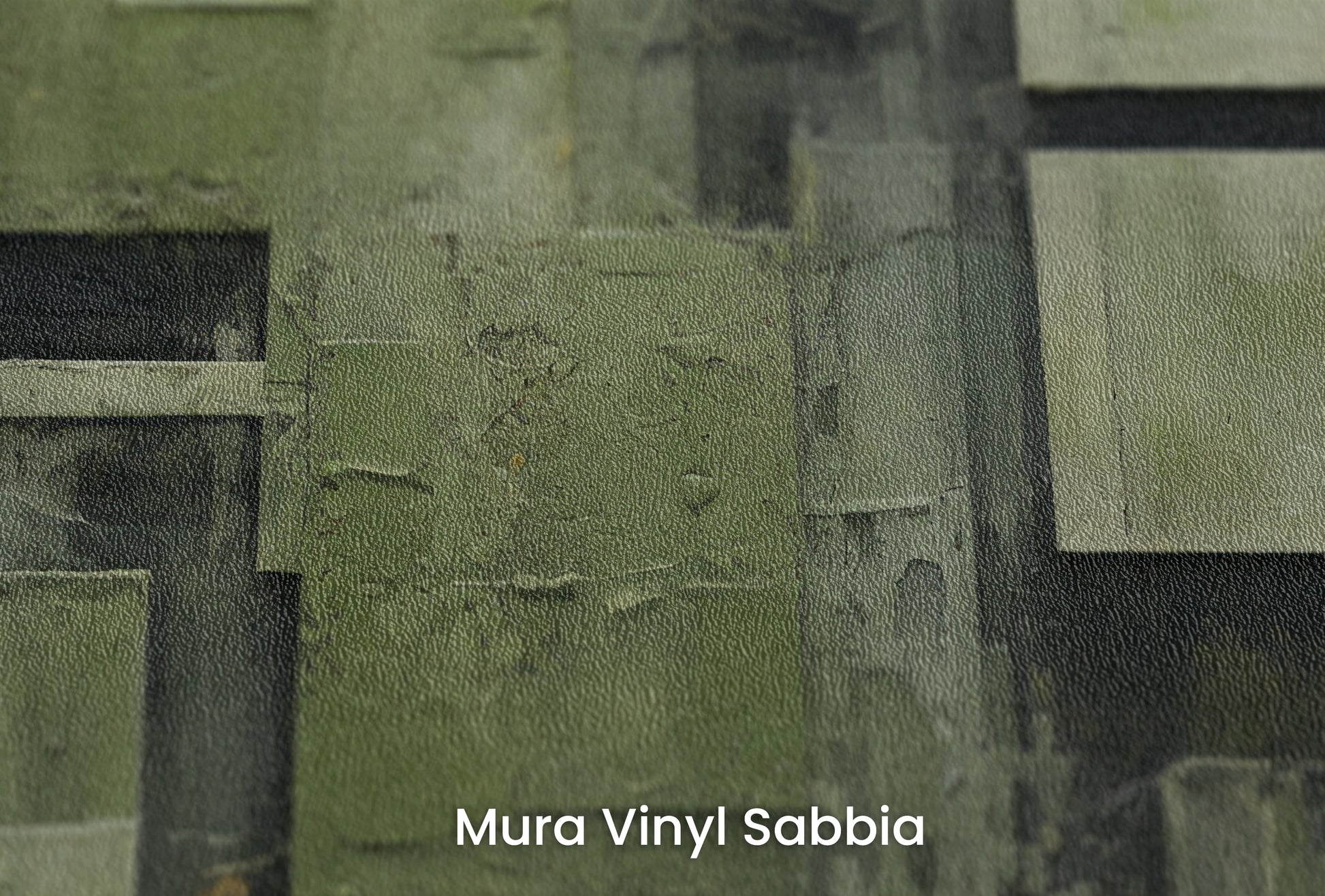 Zbliżenie na artystyczną fototapetę o nazwie Green Geometry #2 na podłożu Mura Vinyl Sabbia struktura grubego ziarna piasku.