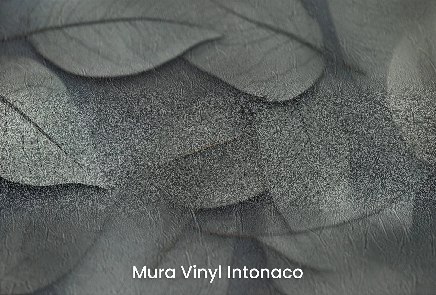 Zbliżenie na artystyczną fototapetę o nazwie Whispering Leaves #3 na podłożu Mura Vinyl Intonaco - struktura tartego tynku.