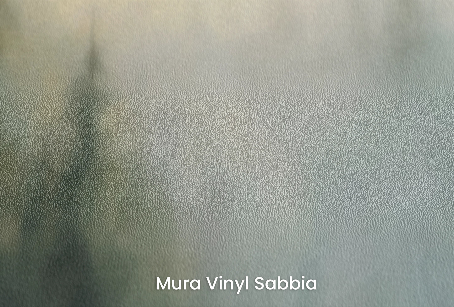 Zbliżenie na artystyczną fototapetę o nazwie Tęcza Mgły na podłożu Mura Vinyl Sabbia struktura grubego ziarna piasku.