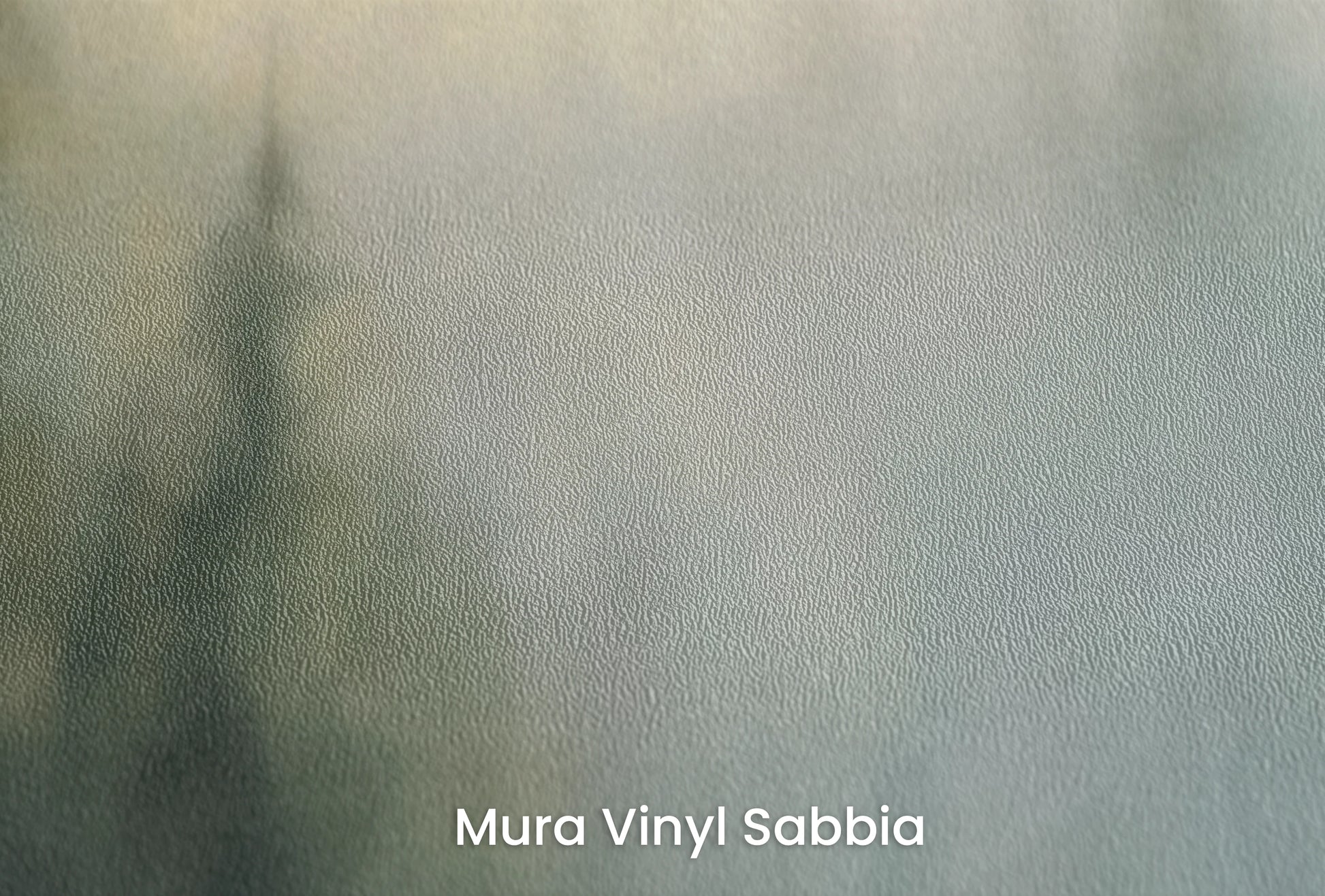 Zbliżenie na artystyczną fototapetę o nazwie Tęcza Mgły na podłożu Mura Vinyl Sabbia struktura grubego ziarna piasku.