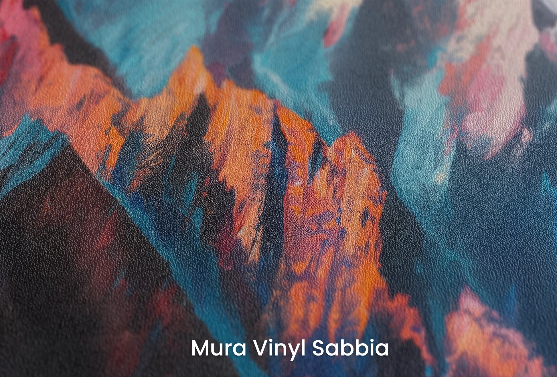 Zbliżenie na artystyczną fototapetę o nazwie Colorful Summit na podłożu Mura Vinyl Sabbia struktura grubego ziarna piasku.