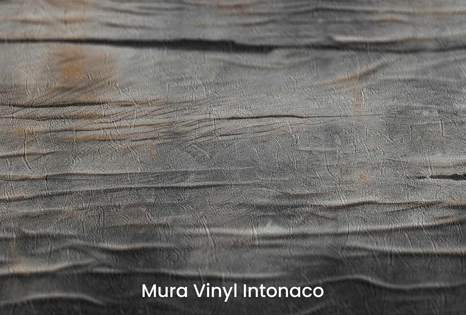 Zbliżenie na artystyczną fototapetę o nazwie Graphite Current na podłożu Mura Vinyl Intonaco - struktura tartego tynku.