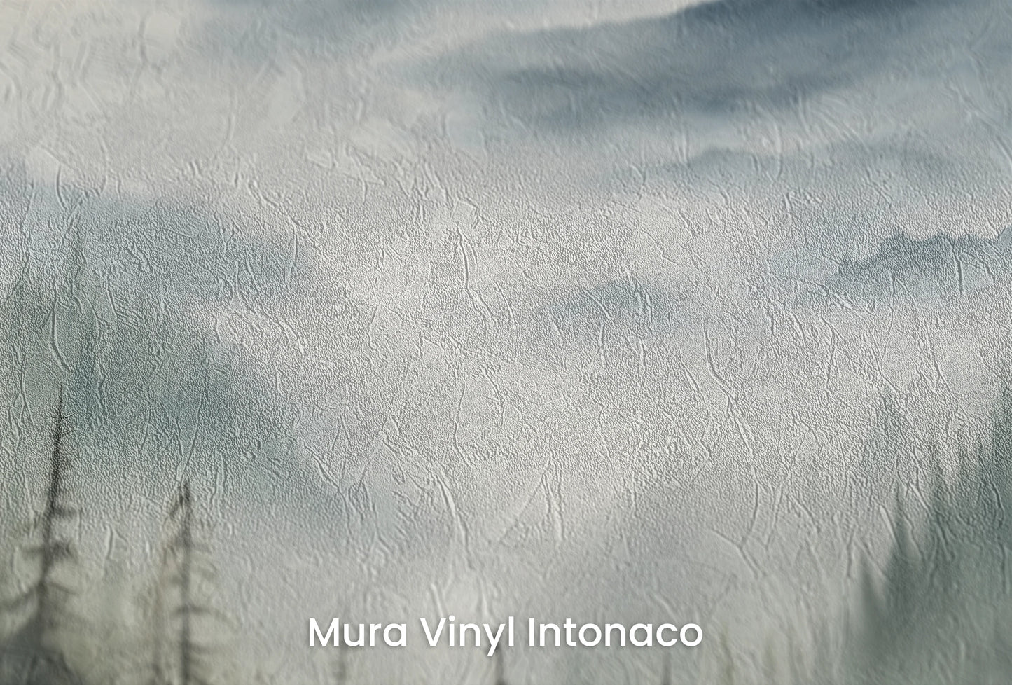 Zbliżenie na artystyczną fototapetę o nazwie Serene Pines na podłożu Mura Vinyl Intonaco - struktura tartego tynku.