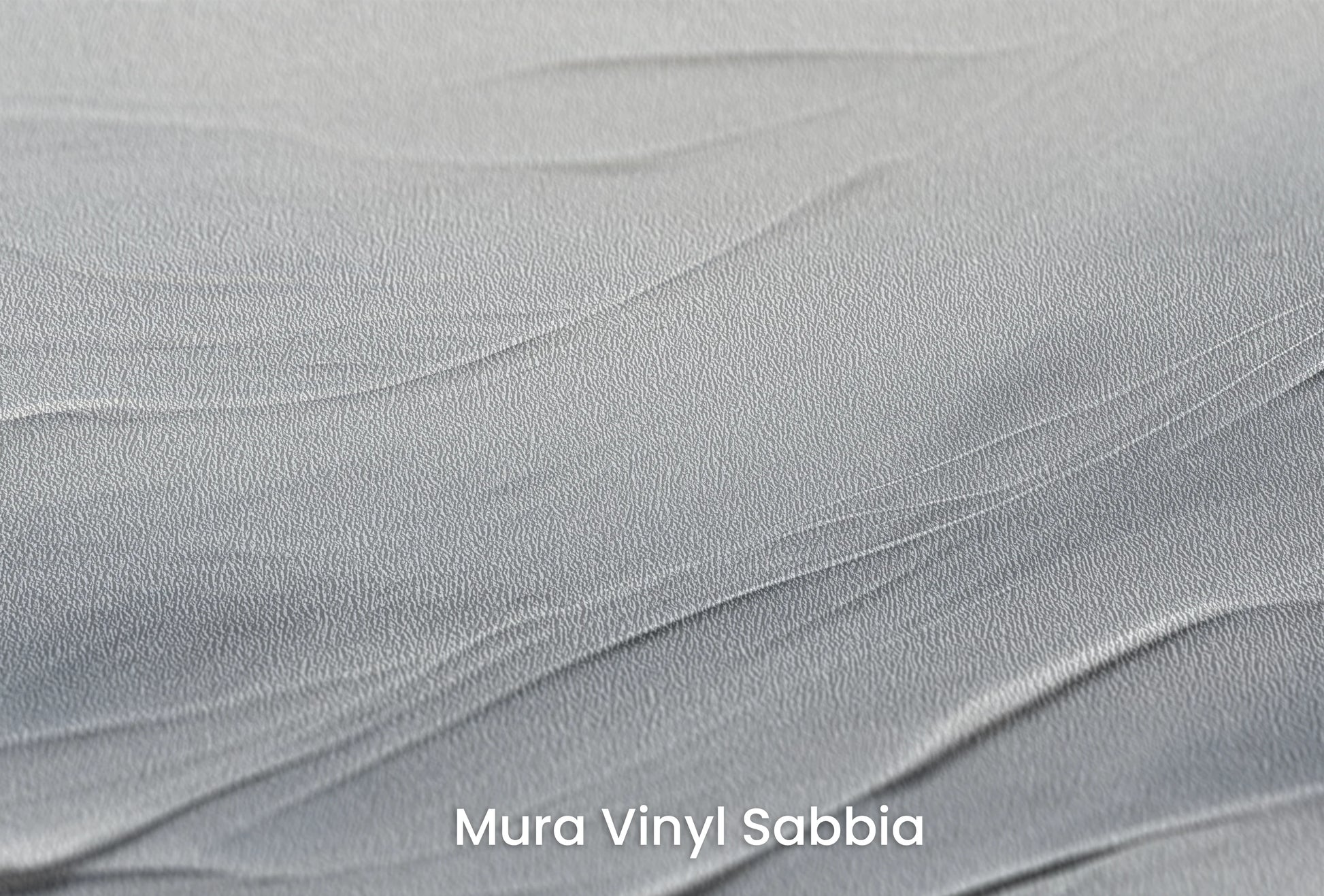 Zbliżenie na artystyczną fototapetę o nazwie Silvered Waves na podłożu Mura Vinyl Sabbia struktura grubego ziarna piasku.